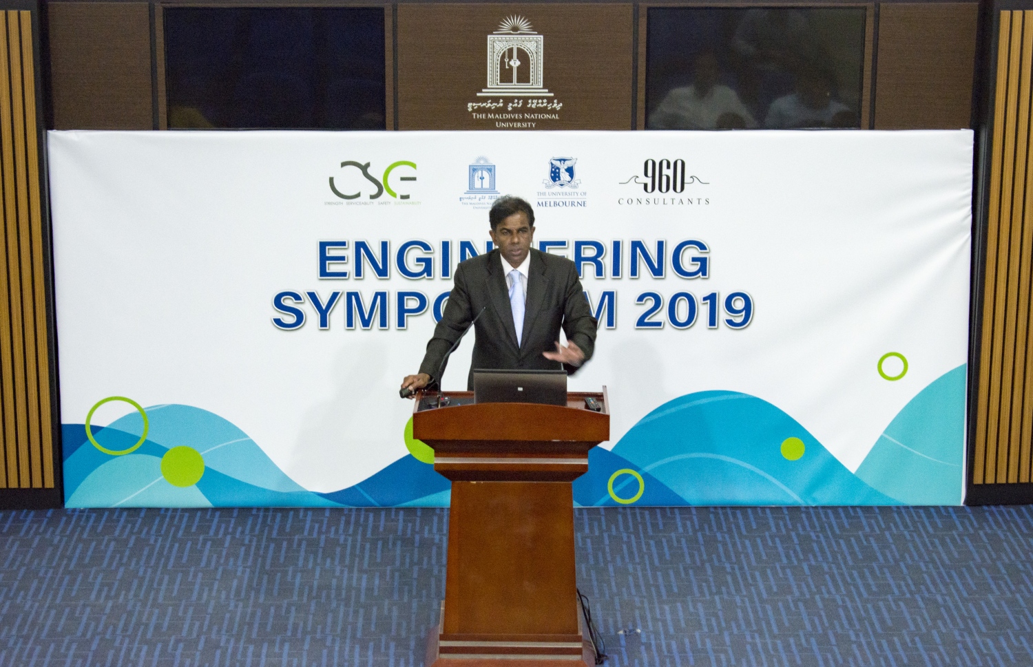 އިންޖީނިއަރިން މަހާސިންތާ ފެށުމުގެ ރަސްމިއްޔާތުގައި، މެލްބަން ޔުނިވާސިޓީގެ ޕްރޮފެސަރު ޕްރިޔަން މެންޑިސް ވާހަކަދައްކަވަނީ.-- ފޮޓޯ: އެމްއެންޔޫ