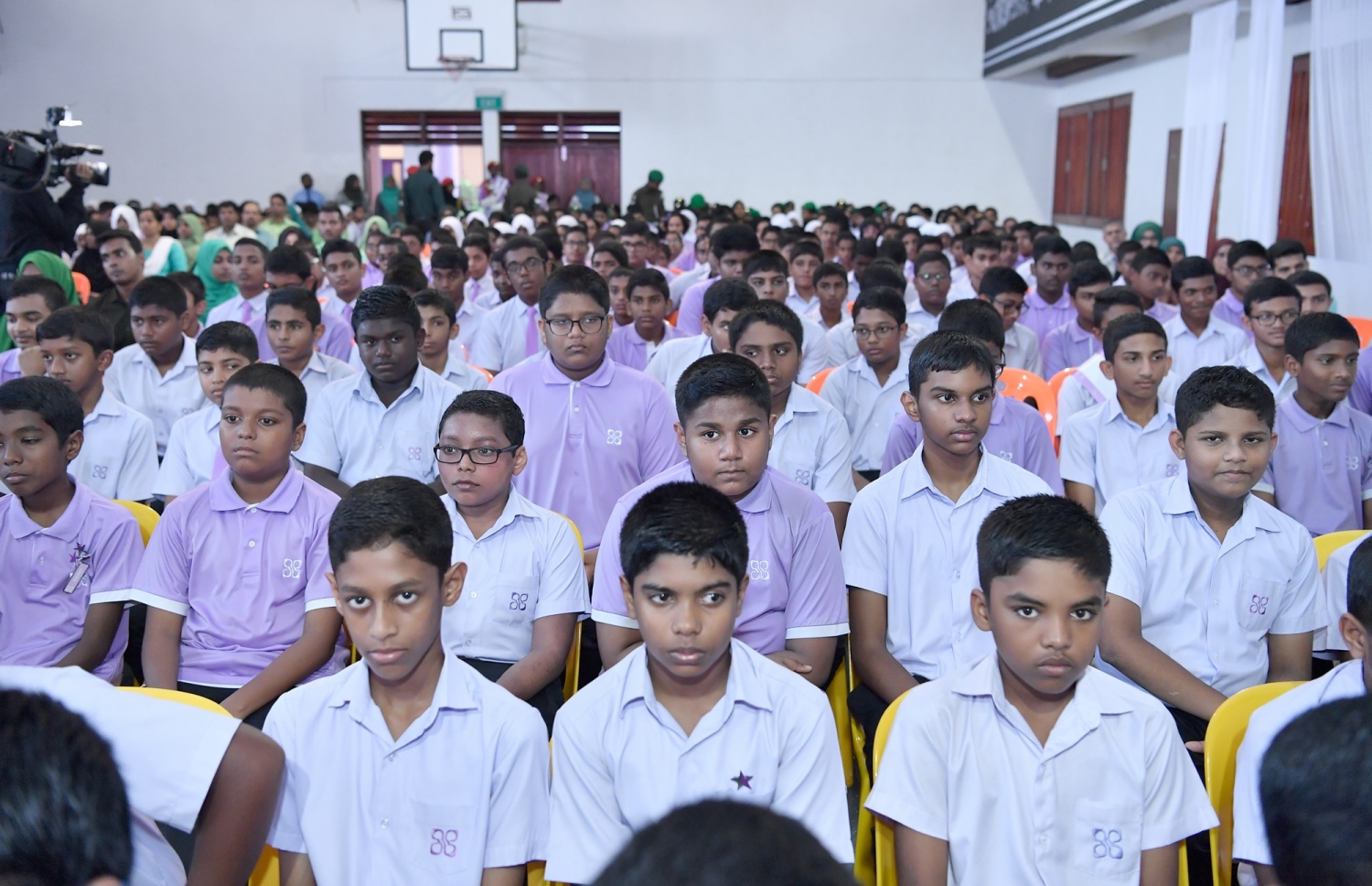 ހިރިޔާ ސްކޫލުގައި މިއަދު ބޭއްވި ރޯޑް ސޭފްޓީ އެވެއާންސް ކެމްޕެއިން ލޯންޗުކުރުމުގެ ރަސްމިއްޔާތުގައި އެ ސްކޫލުގެ ދަރިވަރުން ބައިވެރިވަނީ.-- ފޮޓޯ: ރައީސް އޮފީސް