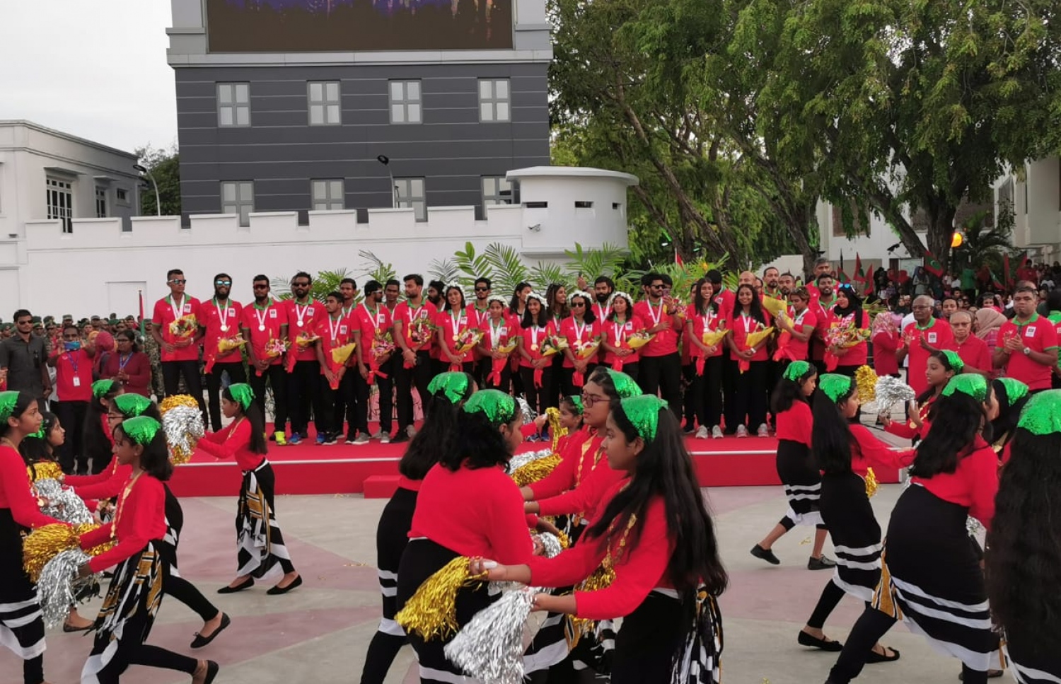 ޖަމާލުއްދީން ސްކޫލް ކުދިންގެ މަރުހަބާގެ އައިޓަމް ކުރިއަށް ގެންދާއިރު، މެޑަލިސްޓުން އެ އައިޓަމް ބަލަނީ.