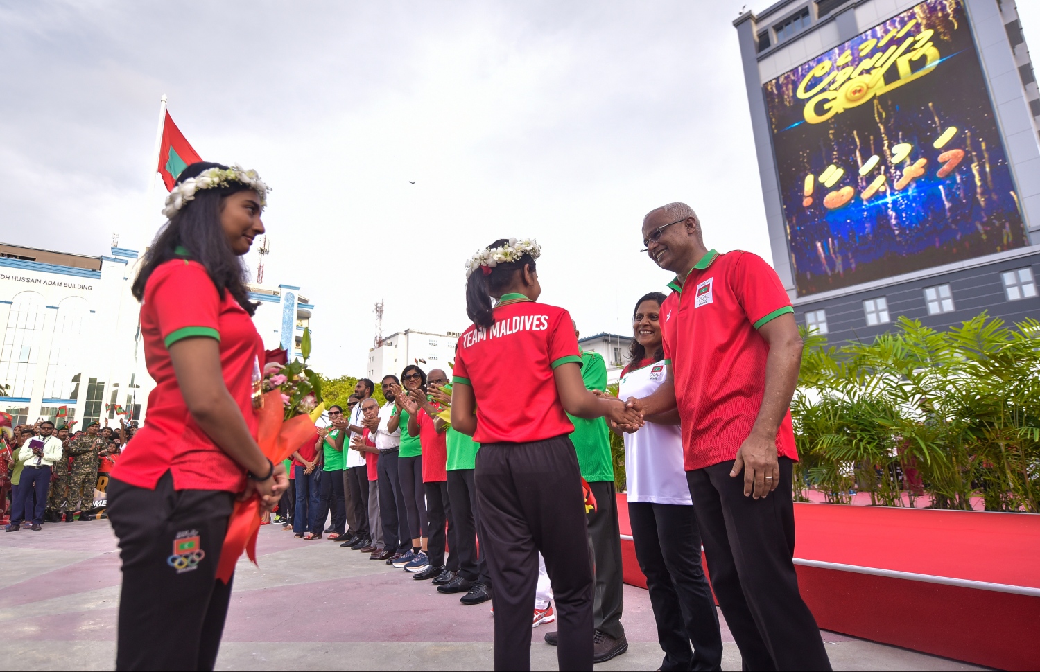 ރައީސް އިބްރާހިމް މުހައްމަދު ސޯލިހް (ކ) ޓީޓީ ތަރި ދީމާއާ ސަލާމްކުރަނީ.-- ފޮޓޯ: ހުސެއިން ވަހީދު/ މިހާރު