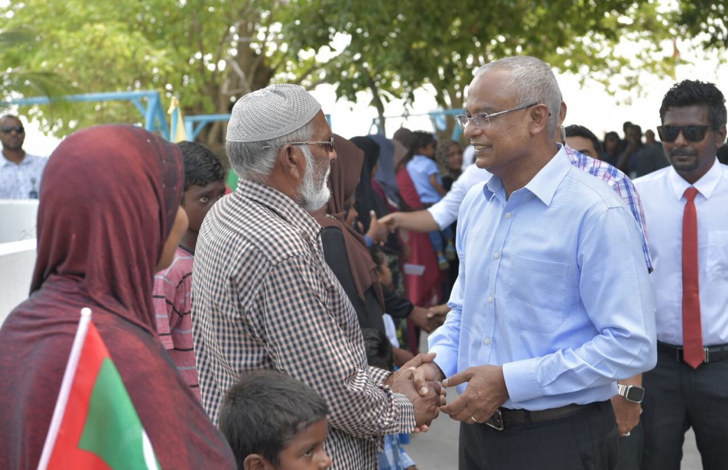 ރައީސް އިބްރާހިމް މުހައްމަދު ސޯލިހު މިއަދު ހެނދުނު ފެހެންދޫއަށް ވަޑައިގެން މީހަކާ ސަލާމްކުރައްވަނީ-- ފޮޓޯ: ރައީސް އޮފީސް