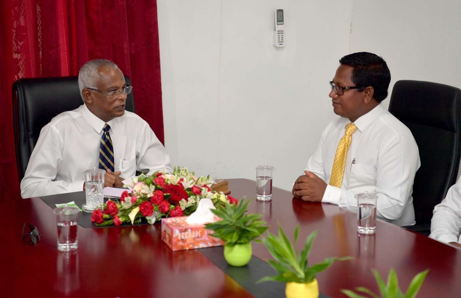 ރައީސް އިބްރާހީމް މުހައްމަދު ސޯލިހު މިދިޔަ އަހަރު އުކުޅަހަށް ކުރެއްވި ދަތުރުފުޅުގައި އެ ރަށު ކައުންސިލްގެ ރައީސް ޝައުކަތު އިބްރާހީމްއާ ވާހަކަފުޅު ދައްކަވަނީ