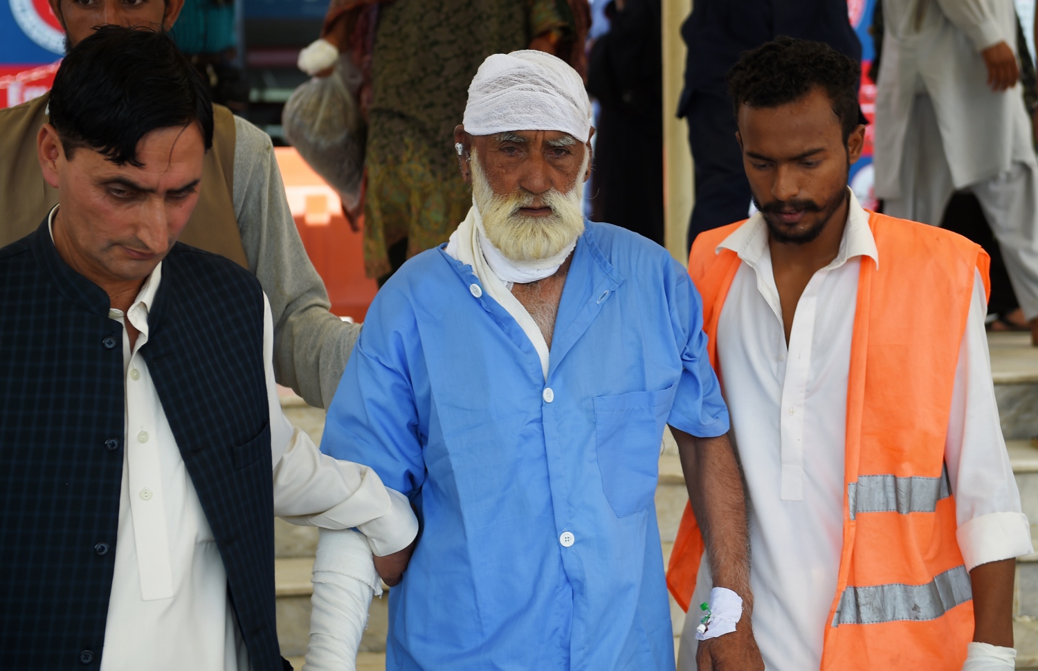 ބޯޓު ވެއްޓުނު ހާދިސާގައި ޒަޚަމްވި މީހަކަށް ފަރުވާ ދިނުމަށް ފަހު ހޮސްޕިޓަލުން ދޫކޮށްލަނީ. --ފޮޓޯ:އޭއެފްޕީ