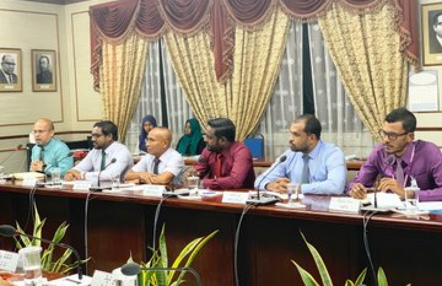 އިލެކްޝަންސް ކޮމިޝަންގެ މެމްބަރުން މިނިވަން މުއައްސަސާތަކާ ބެހޭ ކޮމިޓީގައި. --ފޮޓޯ/މަޖިލިސް