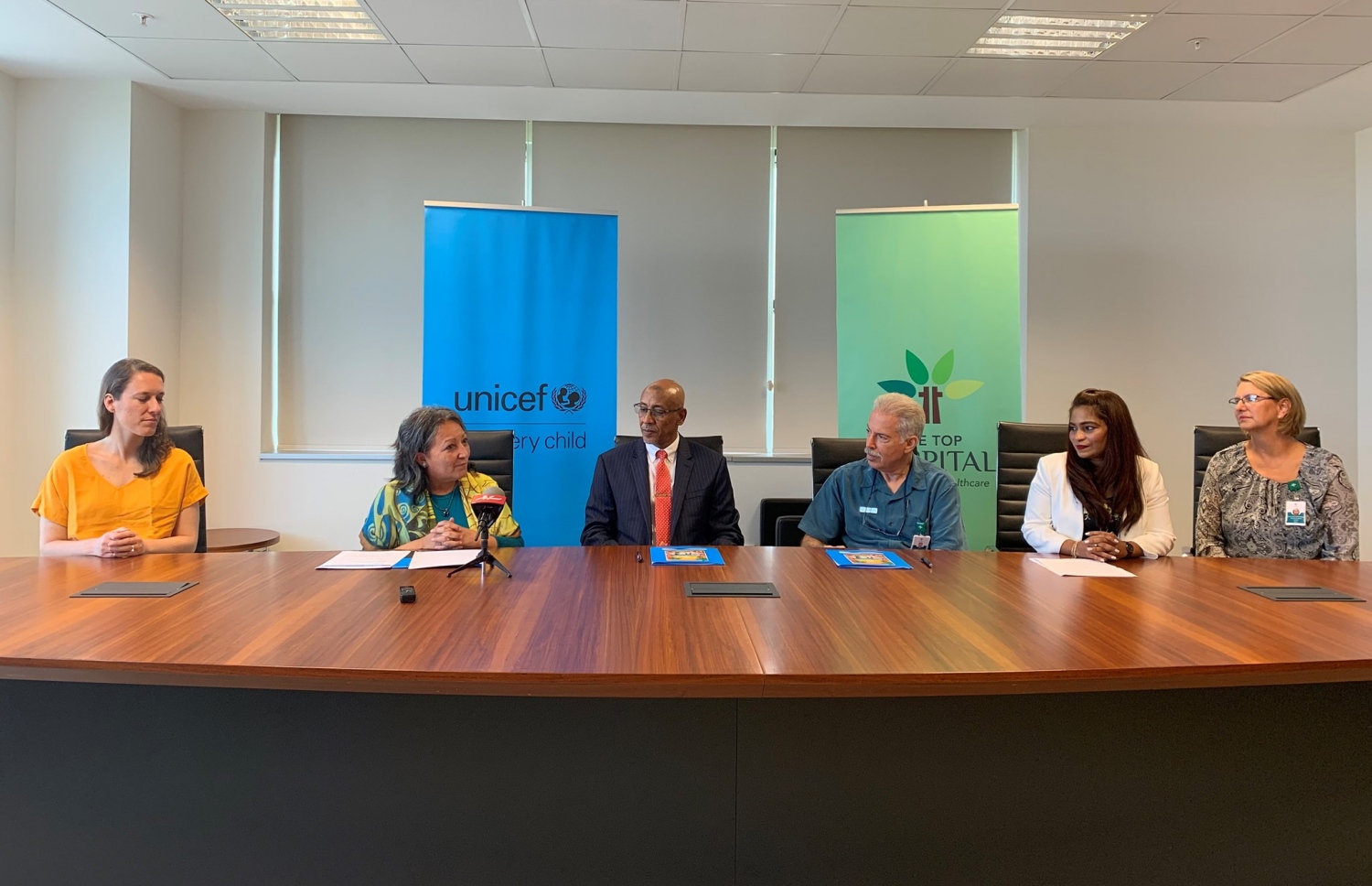 ޓްރީޓޮޕާއި ޔުނީސެފް ގުޅިގެން އެއްބަސްވުމުގައި ސޮއިކުރަން ބޭއްވި ރަސްމިއްޔާތުގައި ބައިވެރިވި ބައެއް ބޭފުޅުން.-- ފޮޓޯ: ޓްރީޓޮޕް ހޮސްޕިޓަލް