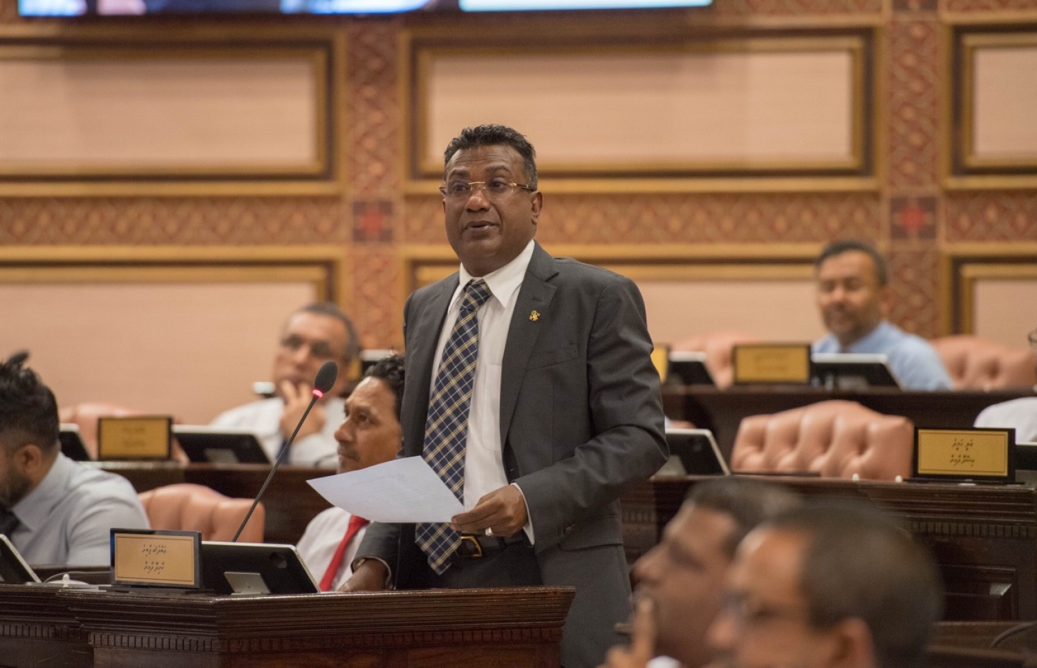 ކާށިދޫ ދާއިރާގެ މެމްބަރު އަބްދުﷲ ޖާބިރު މިއަދު ސުވާލު ކުރައްވަނީ. --- ފޮޓޯ: މަޖިލިސް