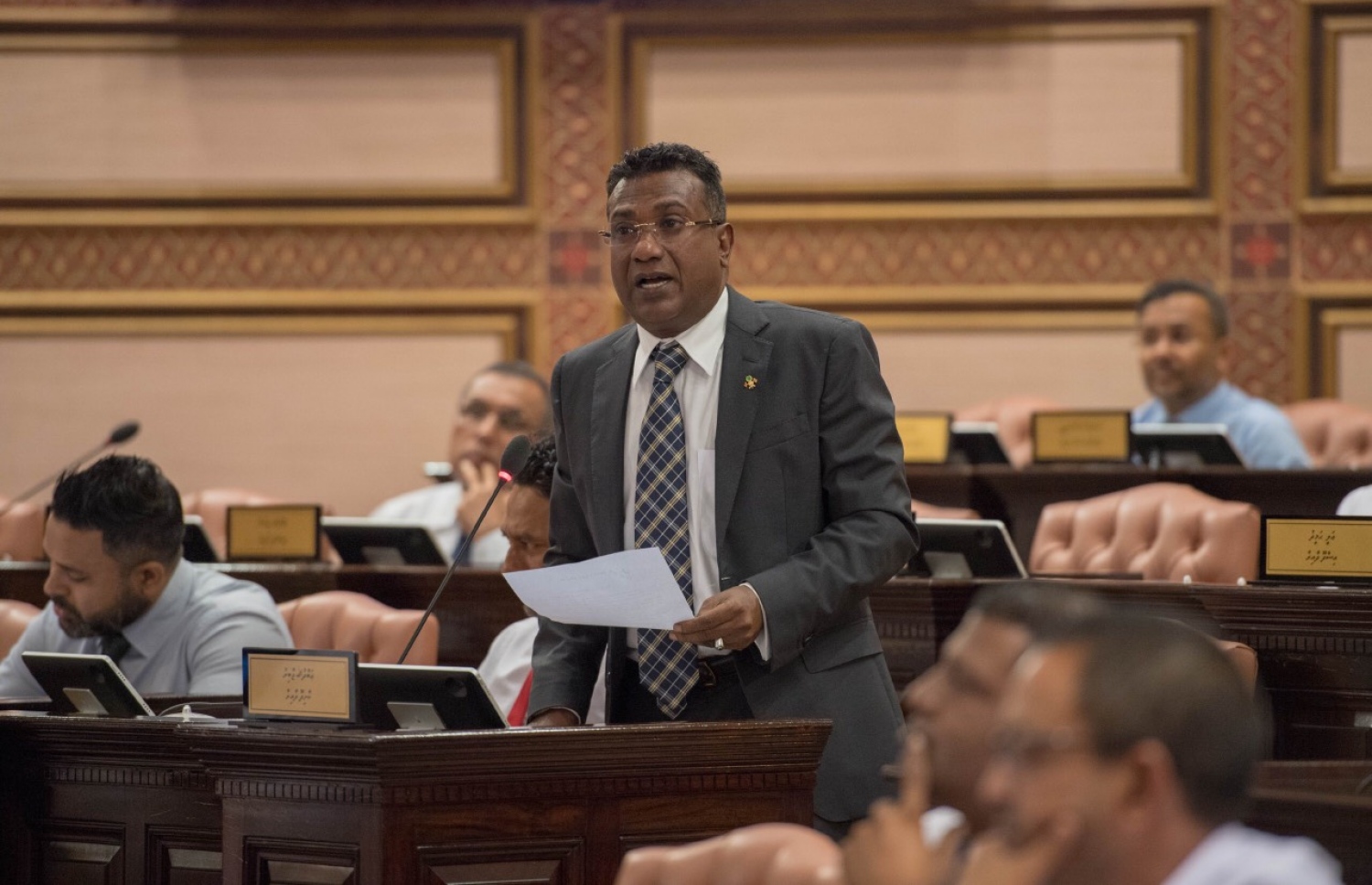 ކާށިދޫ ދާއިރާގެ މެމްބަރު އަބްދުﷲ ޖާބިރު މިއަދު މަޖިލިހުގައި ވާހަކަ ދައްކަވަނީ. --- ފޮޓޯ: މަޖިލިސް