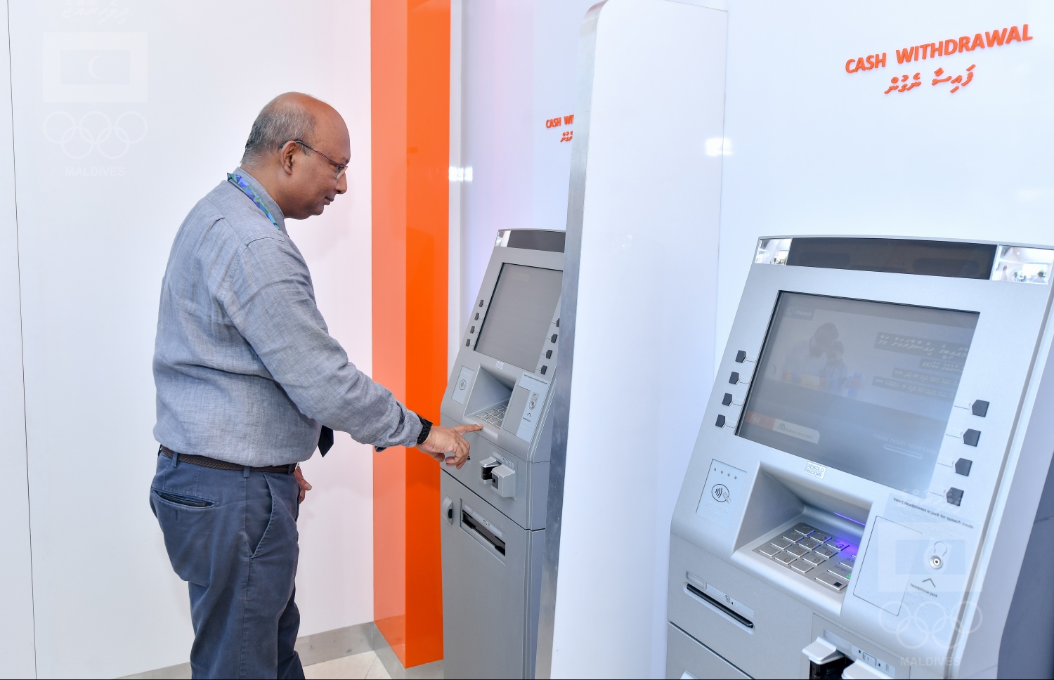 އެމްއައިބީން އަލަށް ބެހެއްޓި ދެ އޭޓީއެމްގެ ހިދުމަތް ފައްޓަވައިދެއްވަނީ. -- ފޮޓޯ: ނިޝާން އަލީ/ މިހާރު