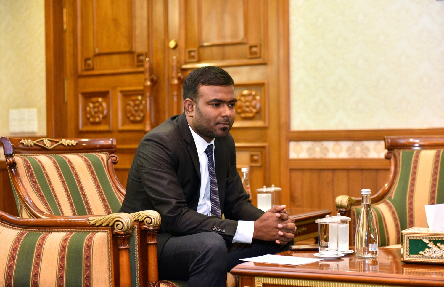 މާނިއު މިއަދު ރައީސް އޮފީހުގައި: ޖޭއެސްސީގެ މެމްބަރުކަމަށް މިއަދު އޭނާ ވަނީ އައްޔަން ކުރައްވާފައި.---ފޮޓޯ: ރައީސް އޮފީސް