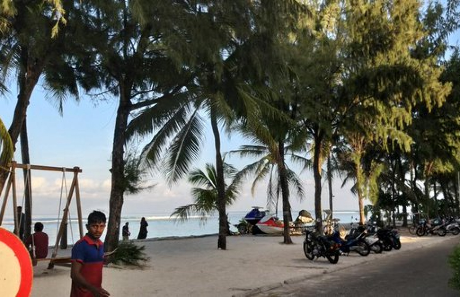 ހުޅުމާލެ ބީޗު ސަރަހައްދުގައި ހުރި ތަކެތި ހުސްކޮށްފައި. ---