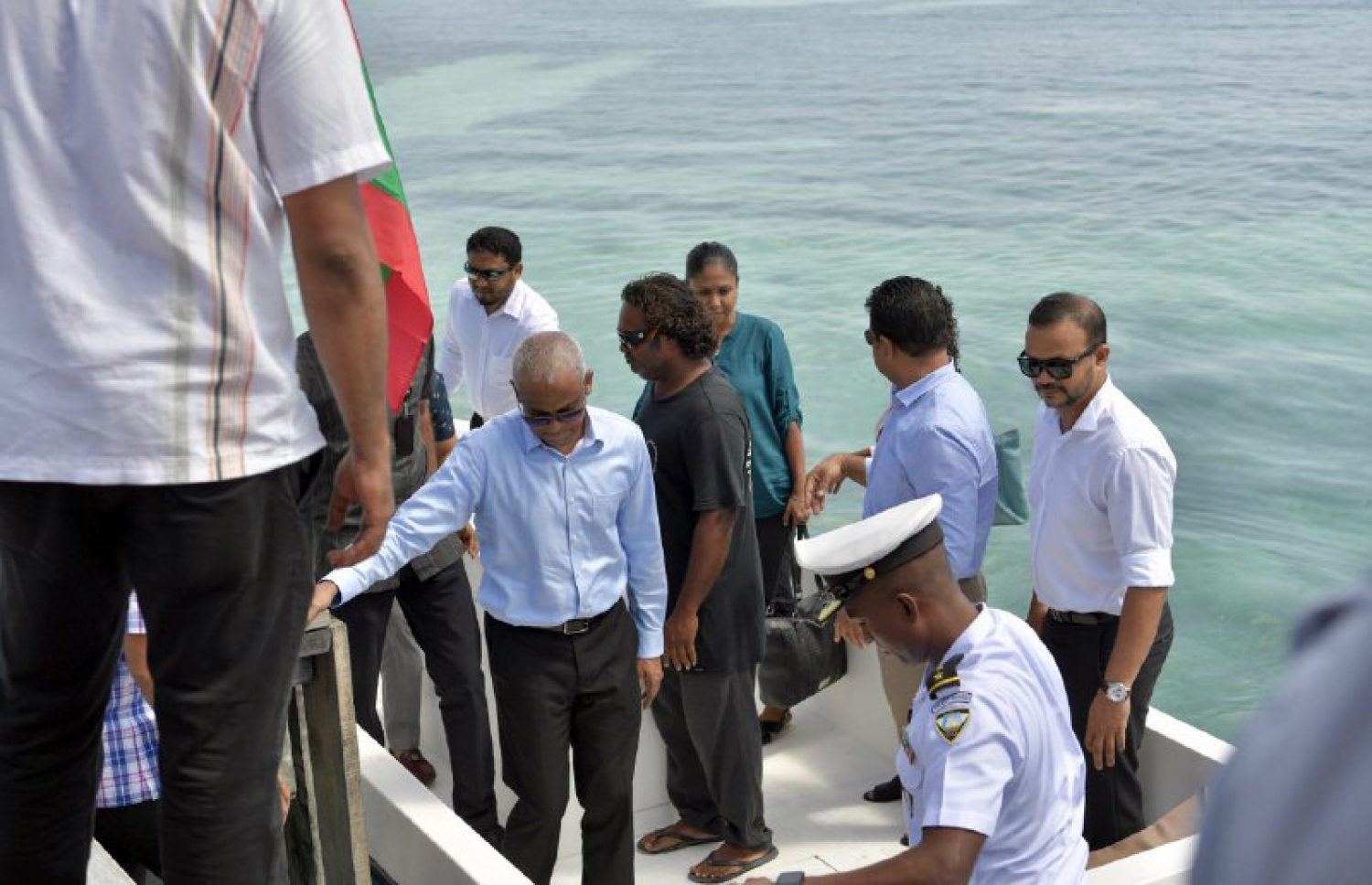 ރައީސް ފެހެންދު އަށް އަރާވަޑައިގަންނަވަނީ. --ފޮޓޯ/ރައީސް އޮފީސް