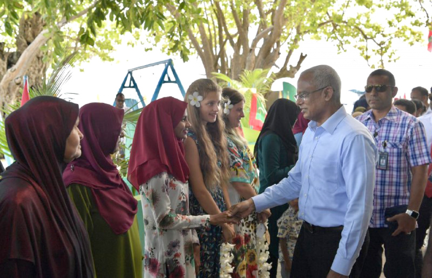 ފެހެންދޫން ރައީސަށް މަރުހަބާ ދަންނަވަން ނުކުތް ބަޔަކާ ސަލާމްކުރައްވަނީ. --ފޮޓޯ/ ރައީސް އޮފީސް