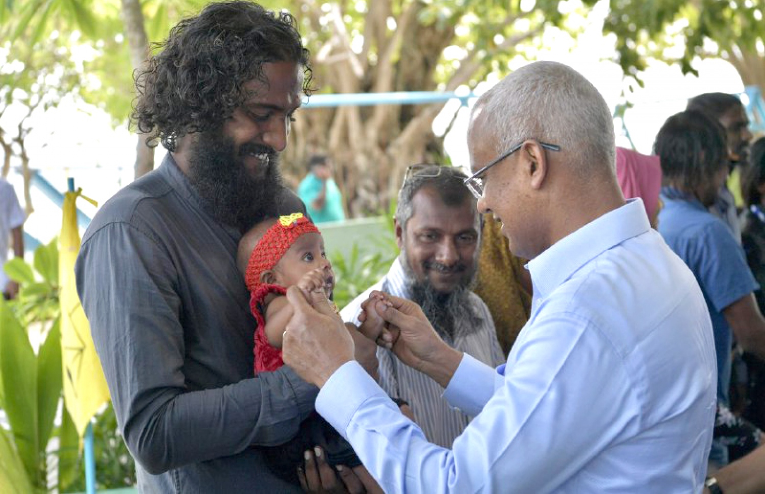 ރައީސަށް މަރުހަބާ ކިޔަން ނުކުތް ބަޔަކާ ބައްދަލު ކުރައްވަނީ. --ފޮޓޯ/ރައީސް އޮފީސް