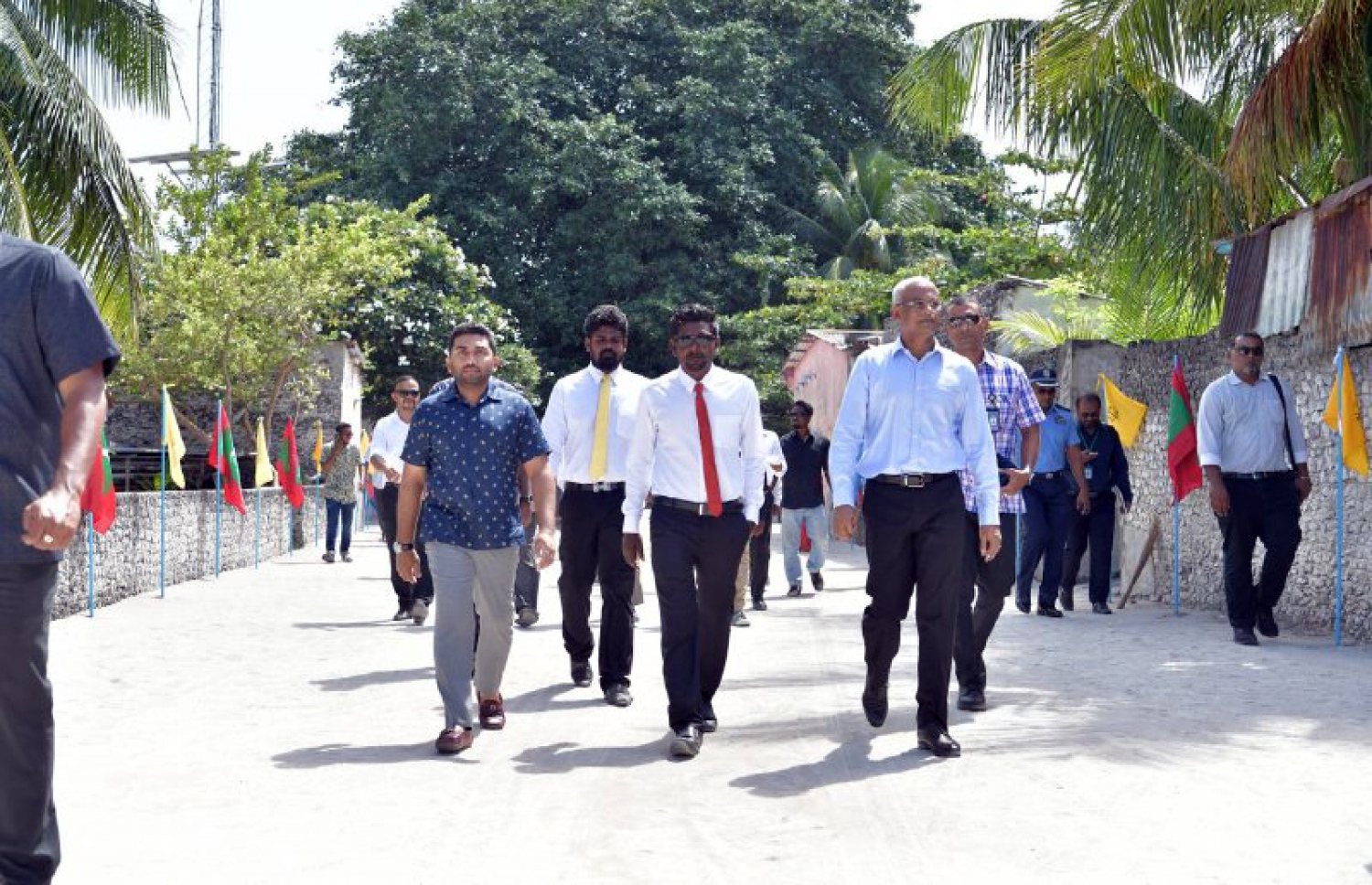 ރައީސް އިބްރާހިމް މުހައްމަދު ސޯލިހް، ފެހެންދޫ ކައުންސިލަރުންނާ އެކު. --ފޮޓޯ/ރައީސް އޮފީސް