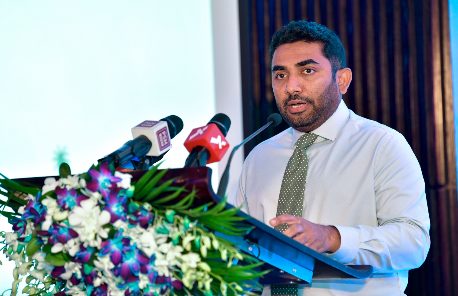 މާލެ: އޮގަސްޓް 1، 2019- ތުއްތުކުއްޖާގެ ހަޔާތުގެ ފުރަތަމަ 1000 ދުވަހަށް އަމާޒުކޮށްގެން ޔުނިސެފާ ގުޅިގެން ތައްޔާރުކުރި "ސޯޝަލް އެންޑް ބިހޭވިއާ ޗޭންޖް ކޮމިއުނިކޭޝަން ސްޓްރެޓަޖީ" އިފުތިތާހު ކުރަން ހޮޓެލް ޖެންގައި ބޭއްވި ރަސްމިއްޔާތުގައި ހެލްތް މިނިސްޓަރު އަމީން ވާހަކަ ދައްކަވަނީ.--- ފޮޓޯ: ނިޝާން އަލީ/މިހާރު