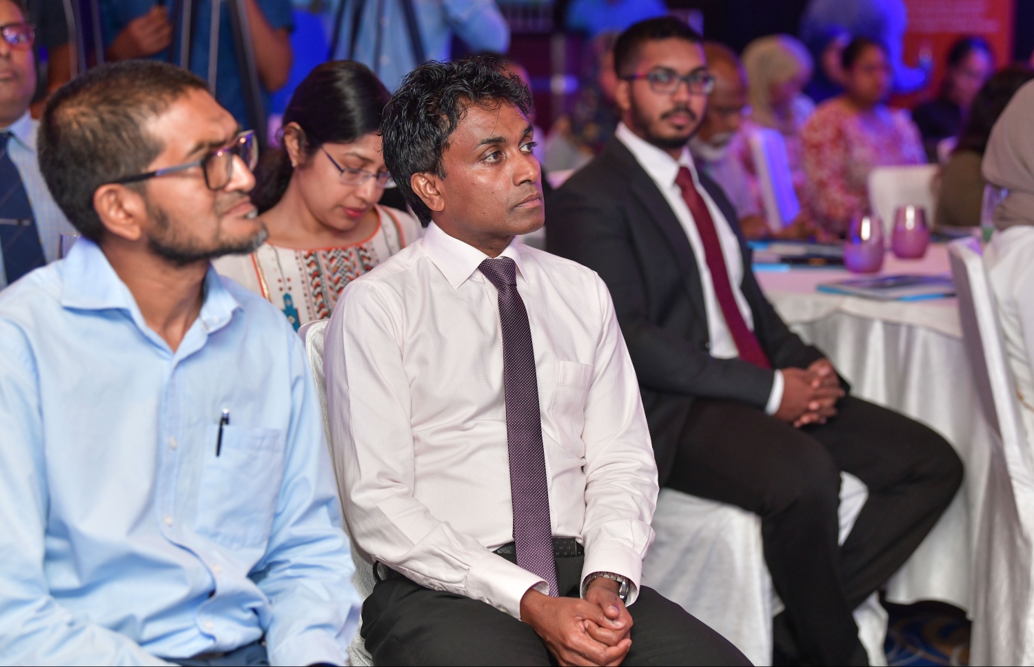 މާލެ: އޮގަސްޓް 1، 2019- ތުއްތުކުއްޖާގެ ހަޔާތުގެ ފުރަތަމަ 1000 ދުވަހަށް އަމާޒުކޮށްގެން ޔުނިސެފާ ގުޅިގެން ތައްޔާރުކުރި "ސޯޝަލް އެންޑް ބިހޭވިއާ ޗޭންޖް ކޮމިއުނިކޭޝަން ސްޓްރެޓަޖީ" އިފުތިތާހު ކުރަން ހޮޓެލް ޖެންގައި ބޭއްވި ރަސްމިއްޔާތުގައި ޕްރޮސަރު އުގައިލް އާއި އެހެން ބައެއް ބޭފުޅުން.--- ފޮޓޯ: ނިޝާން އަލީ/މިހާރު