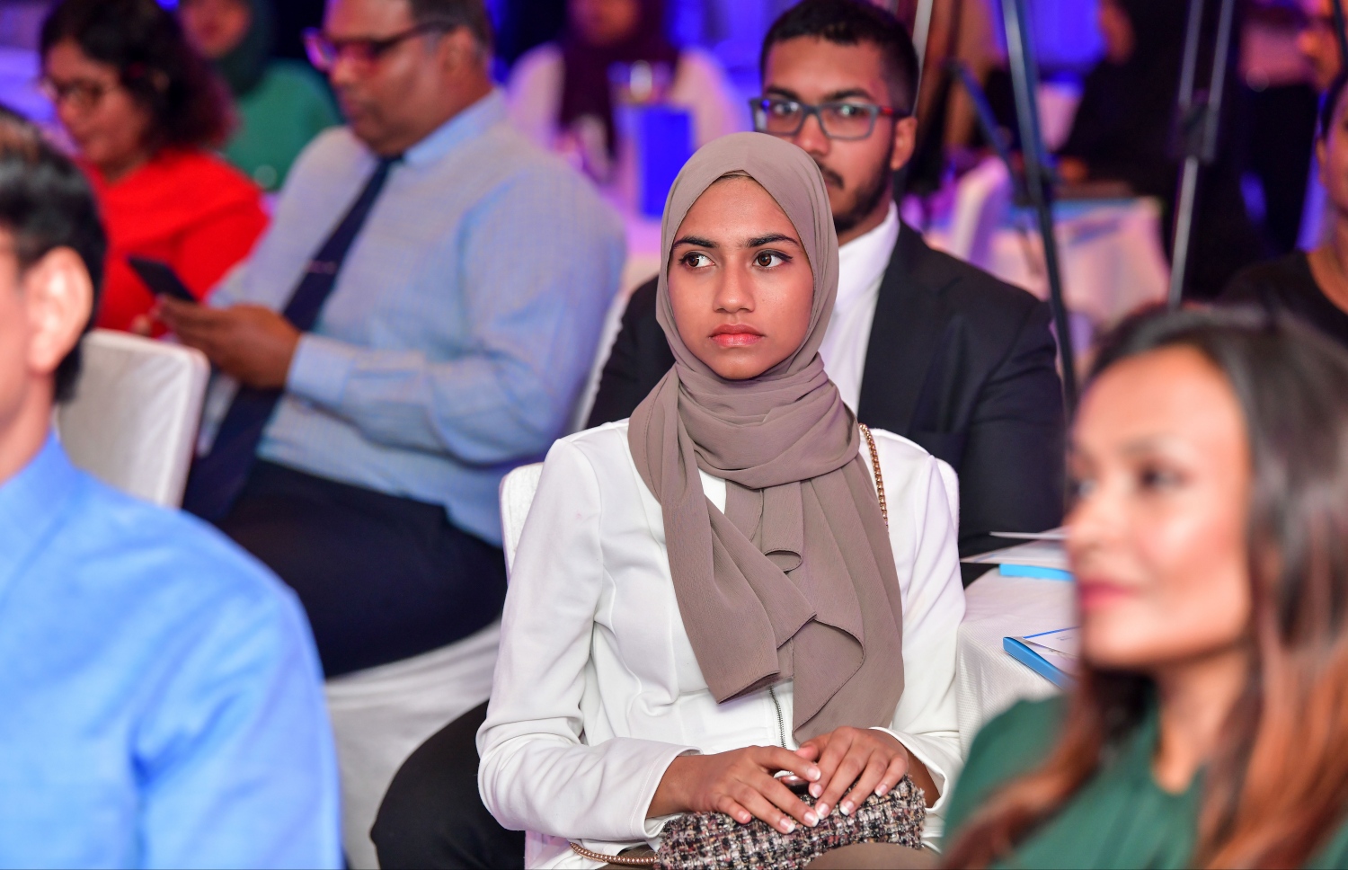 މާލެ: އޮގަސްޓް 1، 2019- ތުއްތުކުއްޖާގެ ހަޔާތުގެ ފުރަތަމަ 1000 ދުވަހަށް އަމާޒުކޮށްގެން ޔުނިސެފާ ގުޅިގެން ތައްޔާރުކުރި "ސޯޝަލް އެންޑް ބިހޭވިއާ ޗޭންޖް ކޮމިއުނިކޭޝަން ސްޓްރެޓަޖީ" އިފުތިތާހު ކުރަން ހޮޓެލް ޖެންގައި ބޭއްވި ރަސްމިއްޔާތުގައި ބައިވެރިވެވަޑައިގެންނެވި ބައެއް ބޭފުޅުން.--- ފޮޓޯ: ނިޝާން އަލީ/މިހާރު