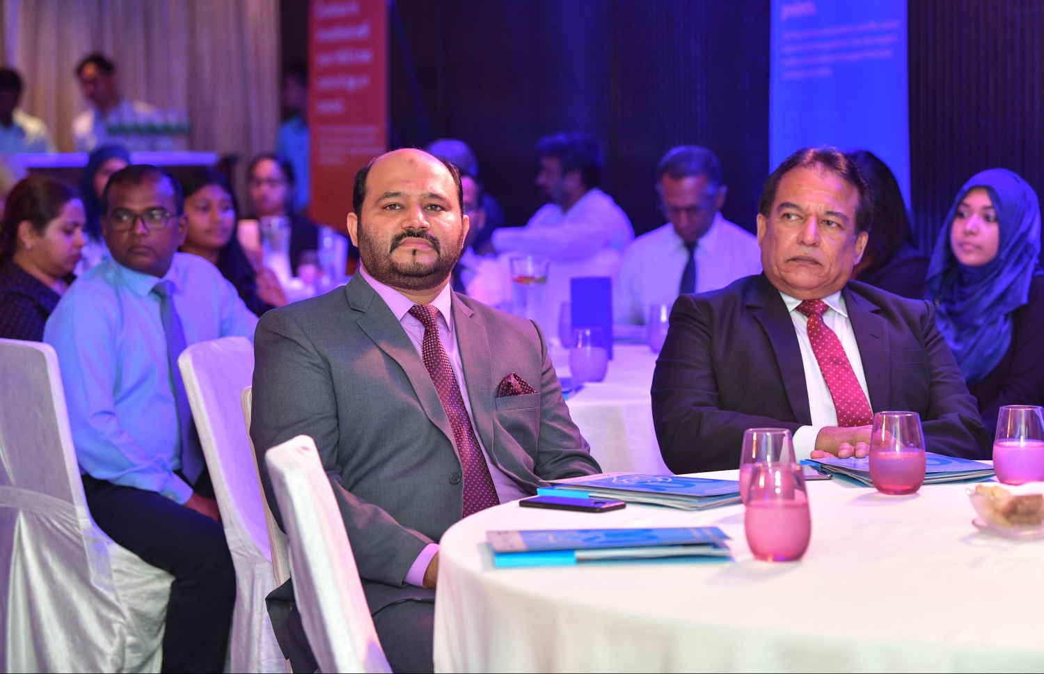 މާލެ: އޮގަސްޓް 1، 2019- ތުއްތުކުއްޖާގެ ހަޔާތުގެ ފުރަތަމަ 1000 ދުވަހަށް އަމާޒުކޮށްގެން ޔުނިސެފާ ގުޅިގެން ތައްޔާރުކުރި "ސޯޝަލް އެންޑް ބިހޭވިއާ ޗޭންޖް ކޮމިއުނިކޭޝަން ސްޓްރެޓަޖީ" އިފުތިތާހު ކުރަން ހޮޓެލް ޖެންގައި ބޭއްވި ރަސްމިއްޔާތުގައި ބައިވެރިވެވަޑައިގެންނެވި ބައެއް ބޭފުޅުން.--- ފޮޓޯ: ނިޝާން އަލީ/މިހާރު