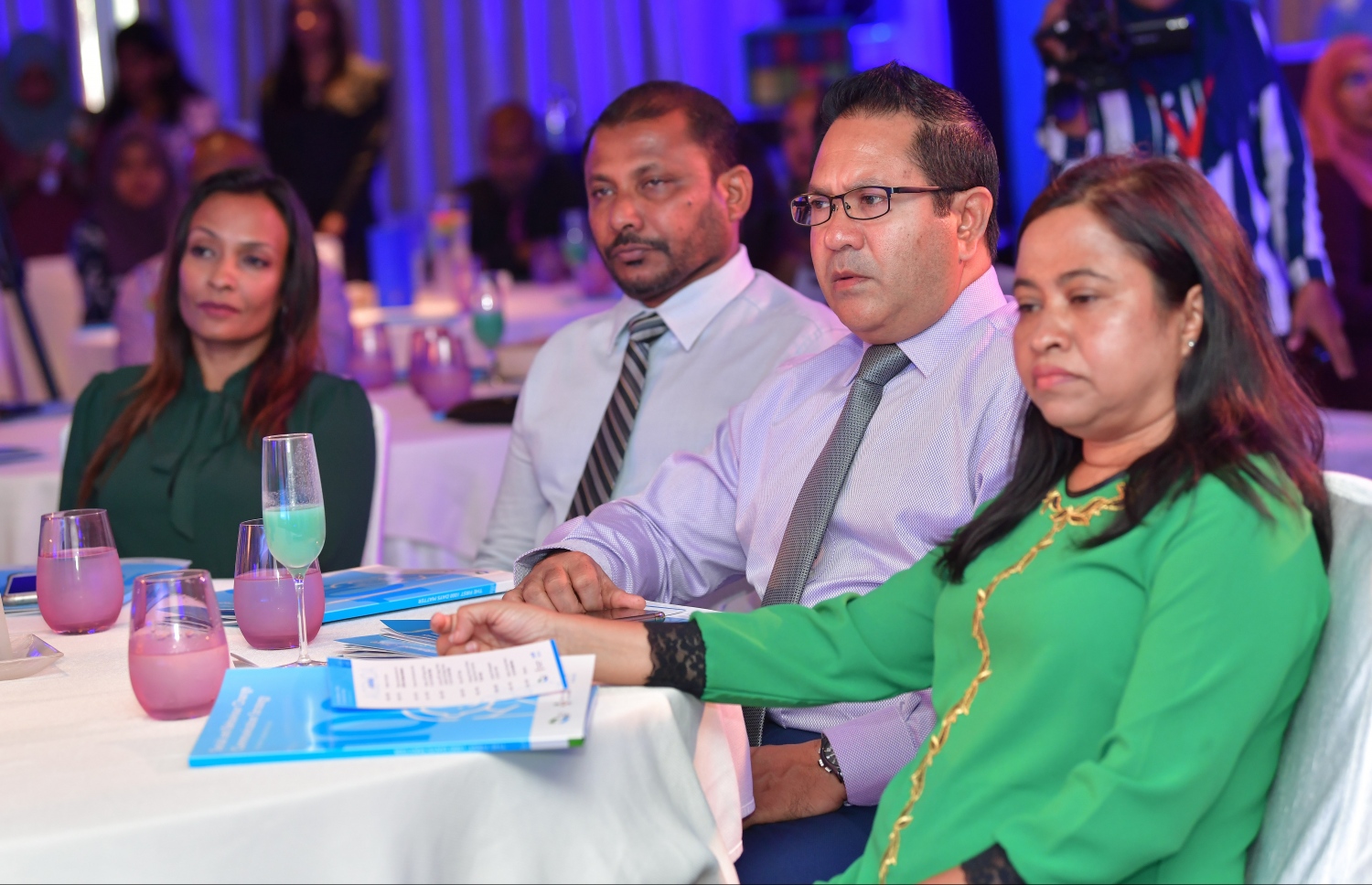 މާލެ: އޮގަސްޓް 1، 2019- ތުއްތުކުއްޖާގެ ހަޔާތުގެ ފުރަތަމަ 1000 ދުވަހަށް އަމާޒުކޮށްގެން ޔުނިސެފާ ގުޅިގެން ތައްޔާރުކުރި "ސޯޝަލް އެންޑް ބިހޭވިއާ ޗޭންޖް ކޮމިއުނިކޭޝަން ސްޓްރެޓަޖީ" އިފުތިތާހު ކުރަން ހޮޓެލް ޖެންގައި ބޭއްވި ރަސްމިއްޔާތުގައި ބައިވެރިވެވަޑައިގެންނެވި ބައެއް ބޭފުޅުން.--- ފޮޓޯ: ނިޝާން އަލީ/މިހާރު