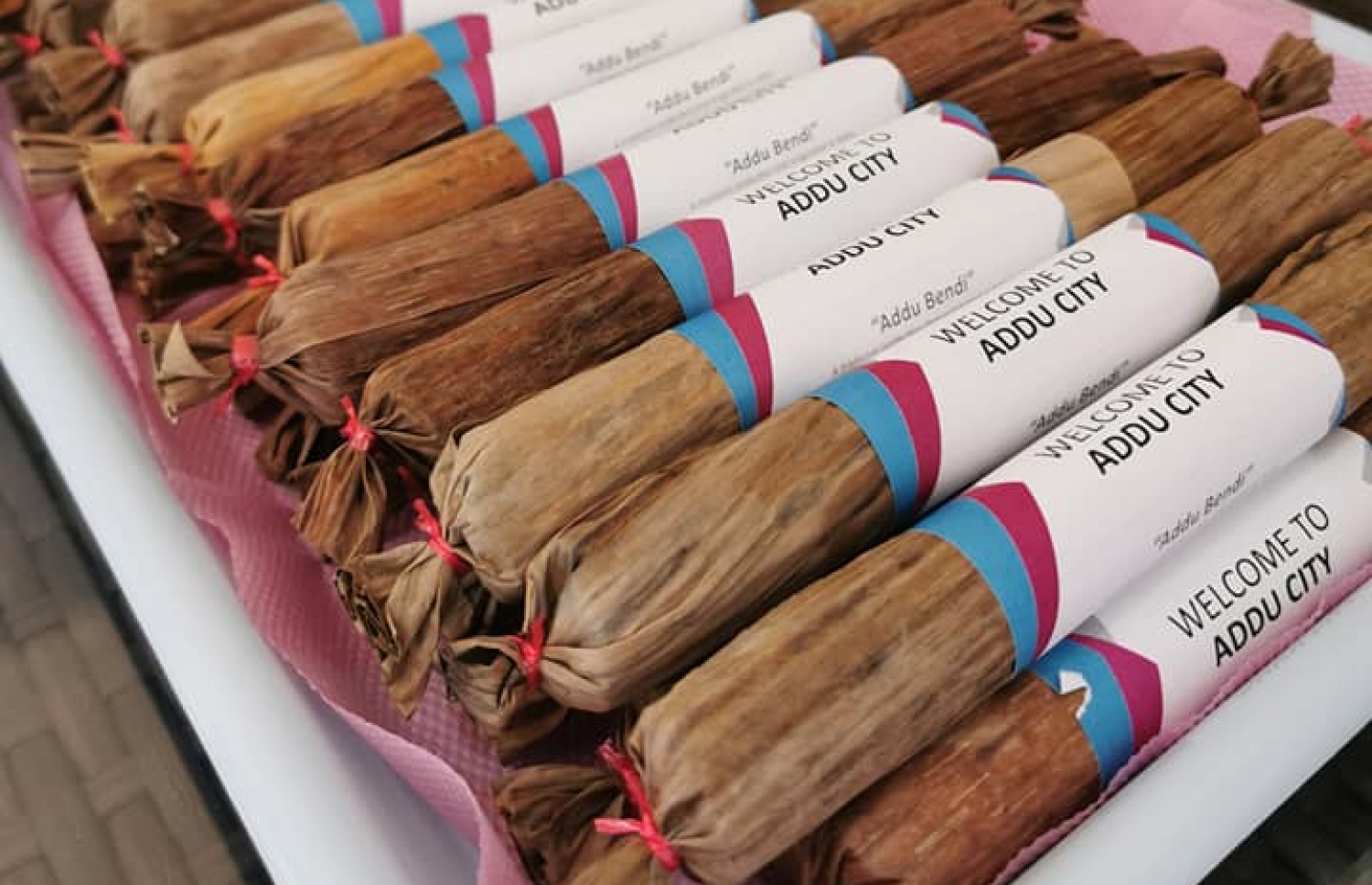 އައްޑުއަށް ޒިިޔާރަތްކުރި ބަޔަކަށް މަރުހަބާ ކިޔަން ބޮނޑިތަކެއްގައި ލިޔުން ތަތްކޮށްފައި