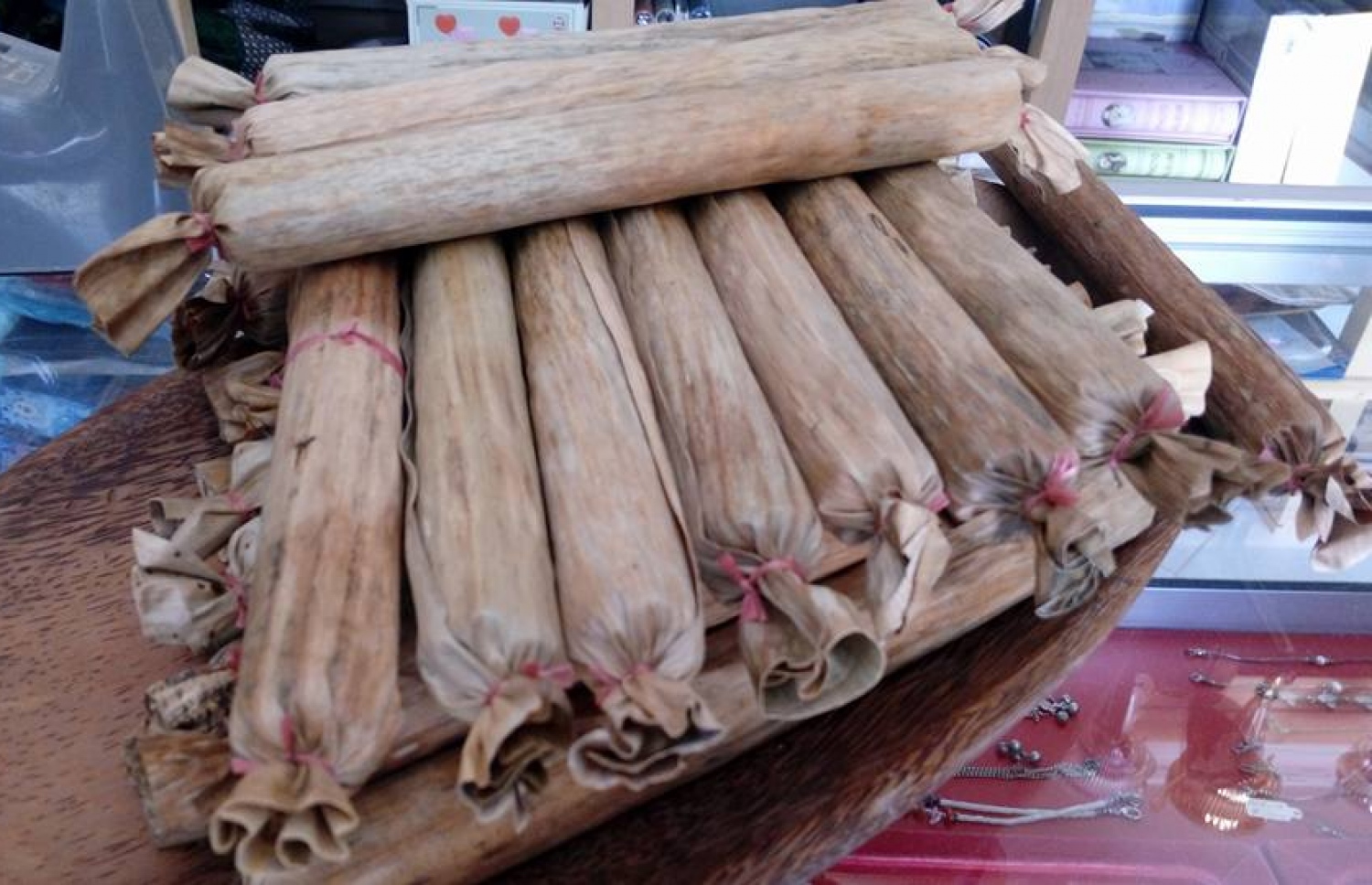 ކެޔޮފަތުގައި ބަންދުކޮށްފައި ހުރި އައްޑޫ ބޮނޑިތަކެއް ފިހާރަައެއްގައި