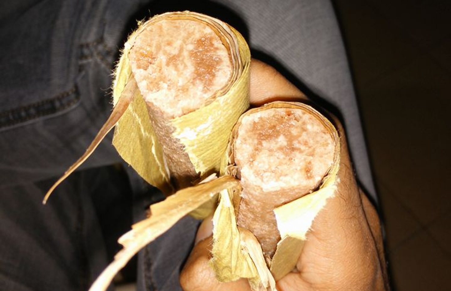 އައްޑޫ ބޮނޑިއެއް ދެ ފަޅިކޮށްލައިގެން ކާން ތައްޔާރުވެފައި