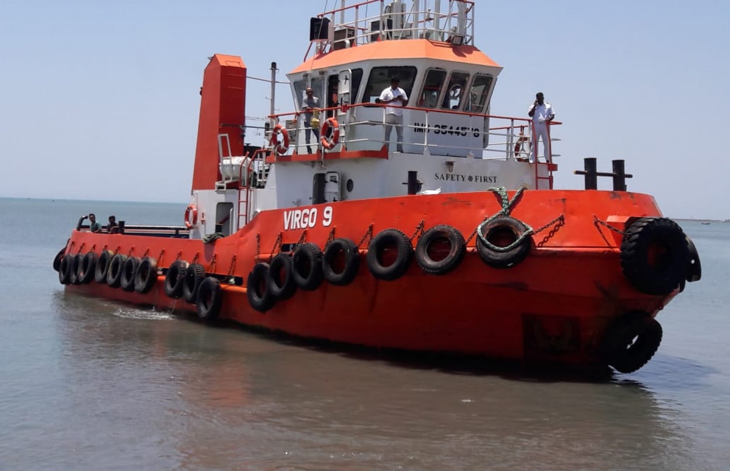 އަދީބު ފިލި ކަމަށް ބުނަނީ މި ޓަގް ބޯޓުގައި.