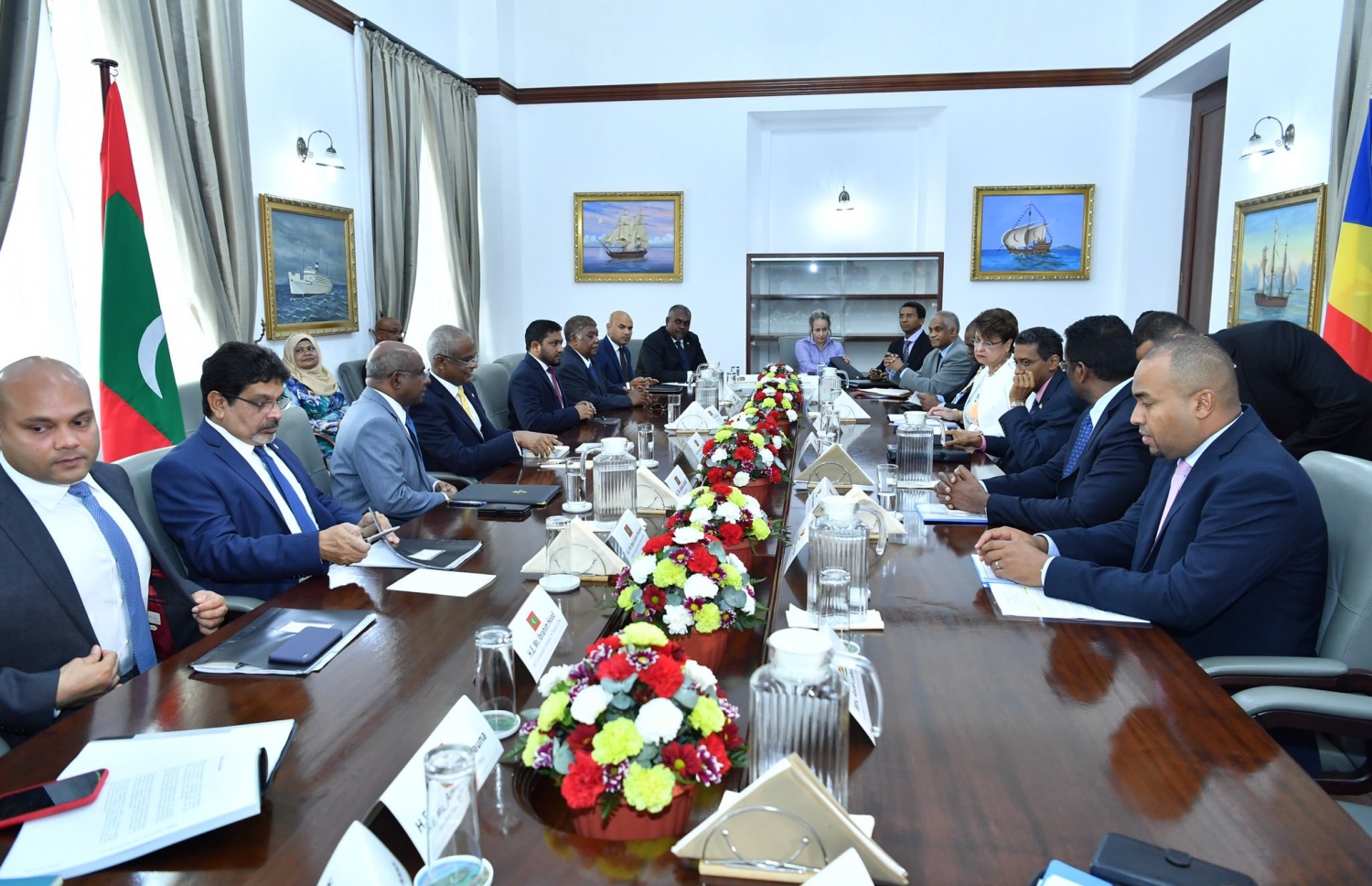 ރާއްޖެ އާއި ސީޝެލްސްވެރިންނާ ދެމެދު ބޭއްވި މަޝްވަރާތައް: ދެ ގައުމުގެ ގުޅުން ބަދަހި ކުރަން ވަނީ މަޝްވަރާ ކުރައްވާފައި--  ފޮޓޯ: ރައީސް އޮފީސް