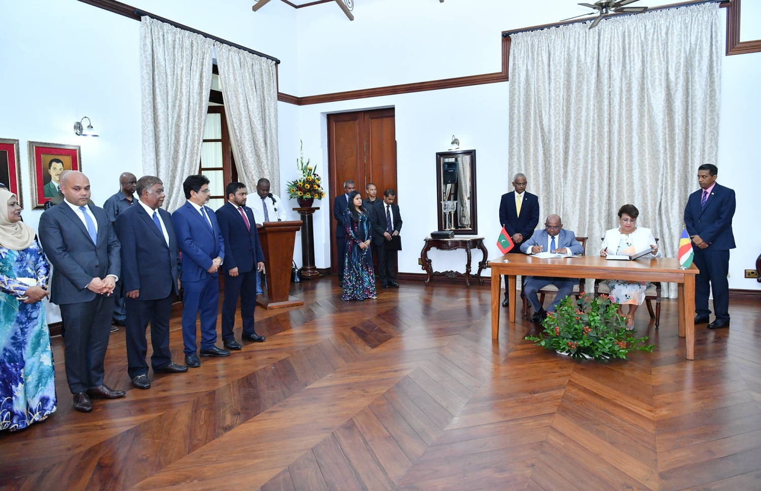 ރާއްޖެ އާއި ސީޝެލްސްއާ ދެމެދު އެއްބަސްވުންތަކުގައި ސޮއިކުރަނީ: ހަތް އެއްބަސްވުމެއްގައި ވަނީ ސޮއިކޮށްފައި-- ފޮޓޯ: ރައީސް އޮފީސް