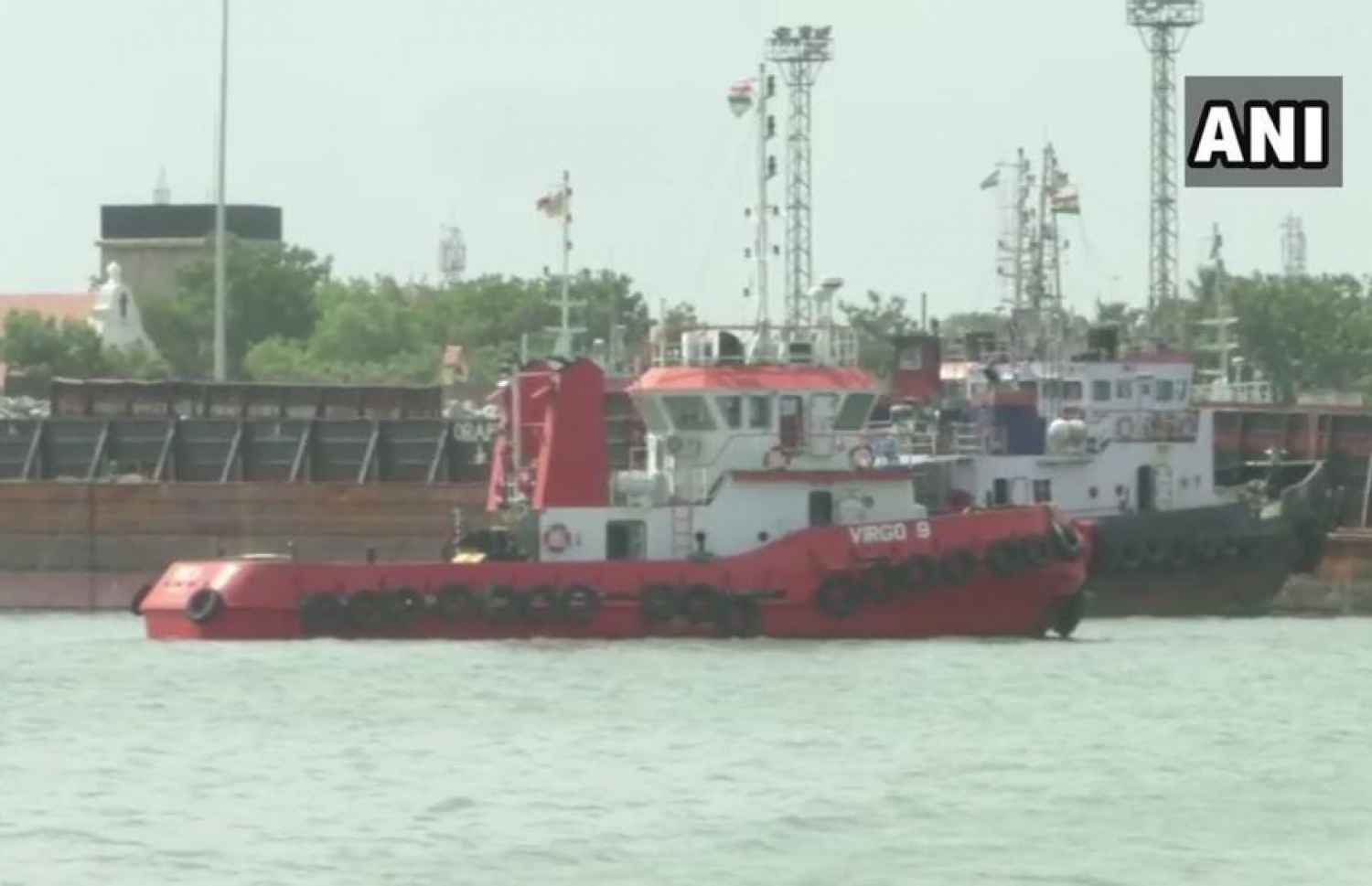 އަދީބު ފިއްލަވައިގެން ދަތުރުކުރެއްވި ޓަގް ބޯޓު އިންޑިއާގެ ޓުޓިކޮރިން ބަނދަރުގައި.