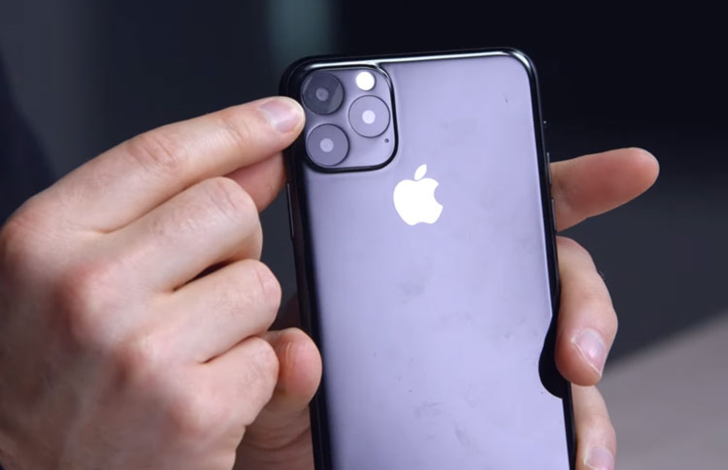 އައިފޯން 11 ކަމަށް ބުނެ އިންޓަނެޓްގައި އާންމުކޮށްވައިވާ ފޯޓޯއެއް، ސިފަ ރީތި ނޫން ކަމަށް ދަނީ ބުނަމުން