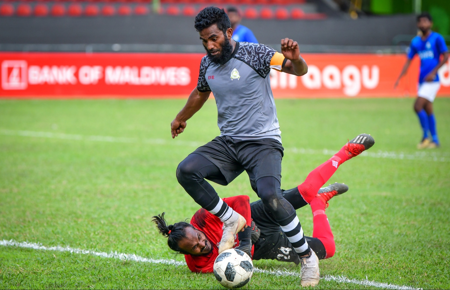 ގްރީން ސްޓްރީޓްސްގެ ދަގަނޑޭ (ކ) ނިލަންދޫގެ ކީޕަރު ޒިޔަޒަން ކައިރިން ބޯޅަ ހިފައިގެންދަނީ. -- ފޮޓޯ: ނިޝާން އަލީ/ މިހާރު