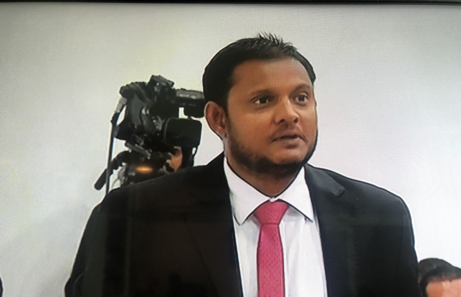 ޔާމީންގެ ގާނޫނީ ވަކީލުންގެ ޓީމުގައި ހިމެނިވަޑައިގަންނަވާ ޝާހް، މިއަދުގެ ޝަރީއަތުގެ މަޖިލީހުގައި ވާހަކަ ދައްކަވަނީ.