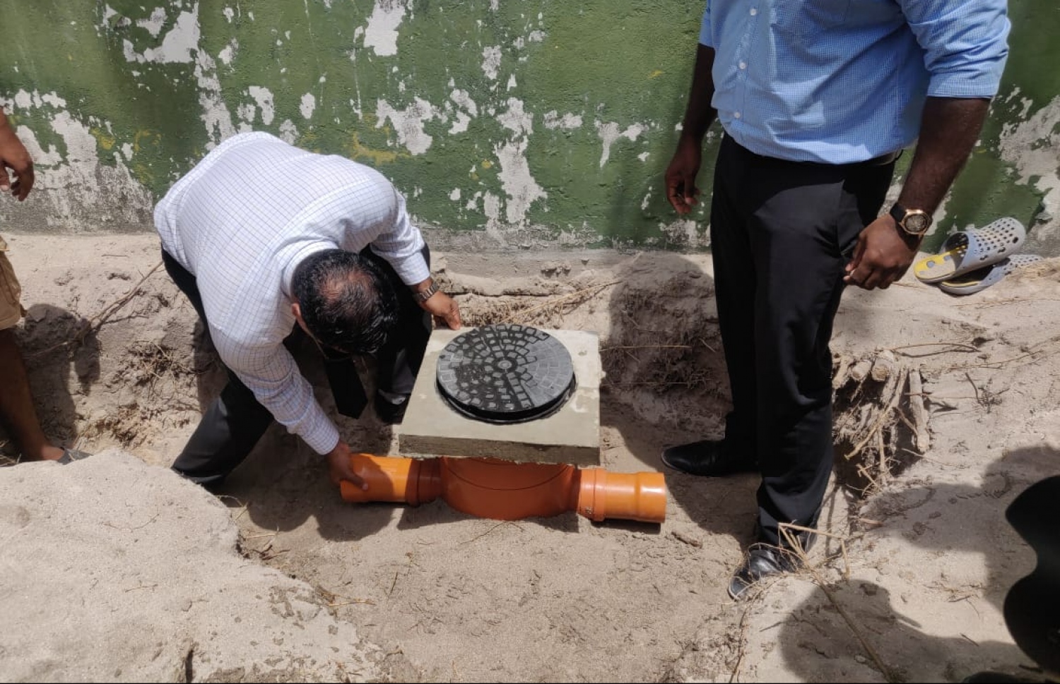 ސްޓެލްކޯގެ މެނޭޖިން ޑިރެކްޓަރު މުޣުނީ (ވ)، އުކުޅަހުގައި ގާއިމްކުރި ނަރުދަމާގެ ހޮޅި ގުޅާލައްވަނީ.-- ފޮޓޯ: މިހާރު