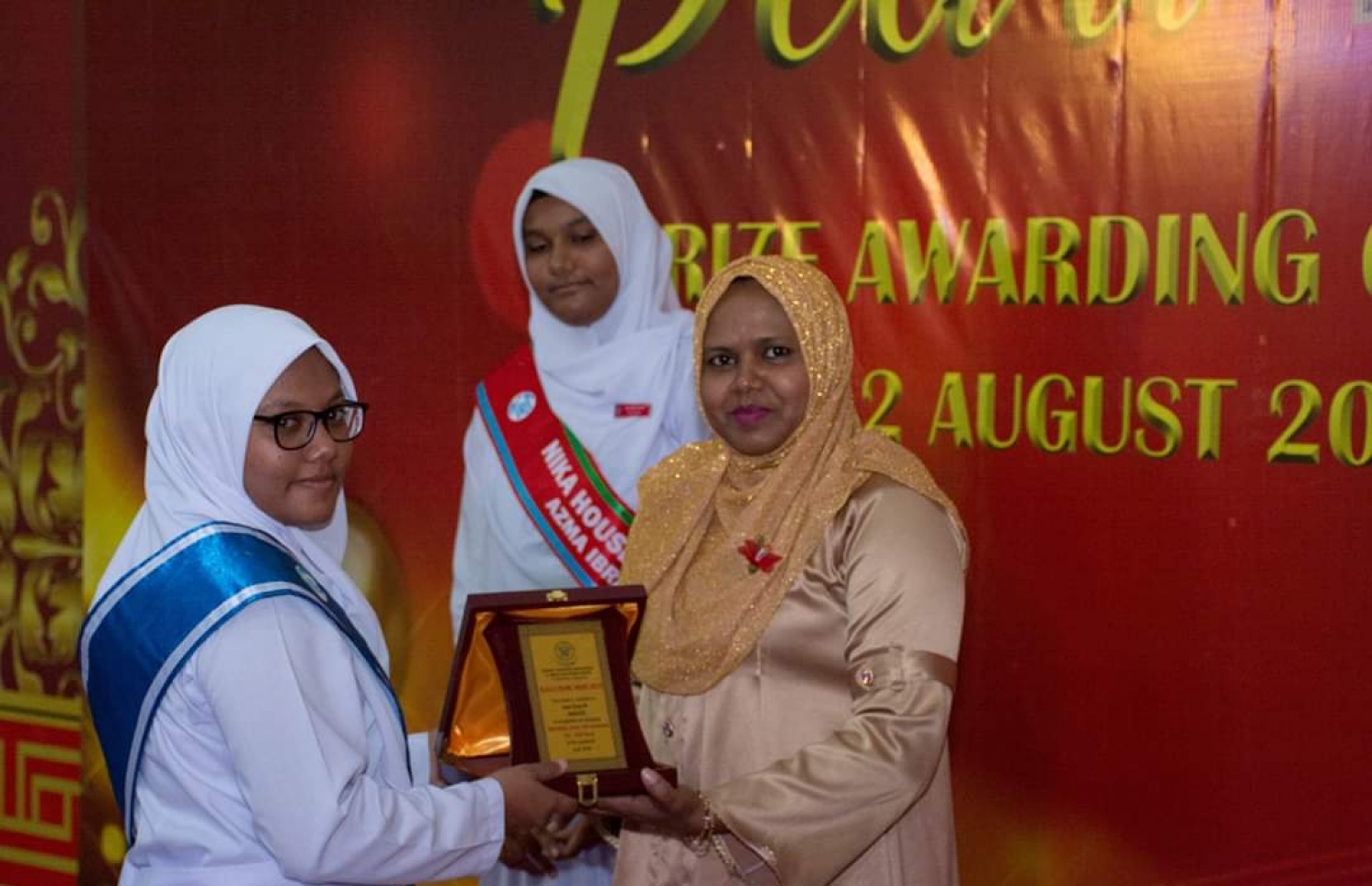 ރ. އަތޮޅު ތައުލީމީ މަރުކަޒުން މިދިޔަ އަހަރު ވަނަ ހޯދި ދަރިވަރަކަށް، އެ ސްކޫލުގެ ޕްރިންސިޕަލް އެވޯޑު ހަވާލުކޮށްދެއްވަނީ،.-- ފޮޓޯ: ރ. އަތޮޅުު ތައުލީމީ މަރުކަޒު