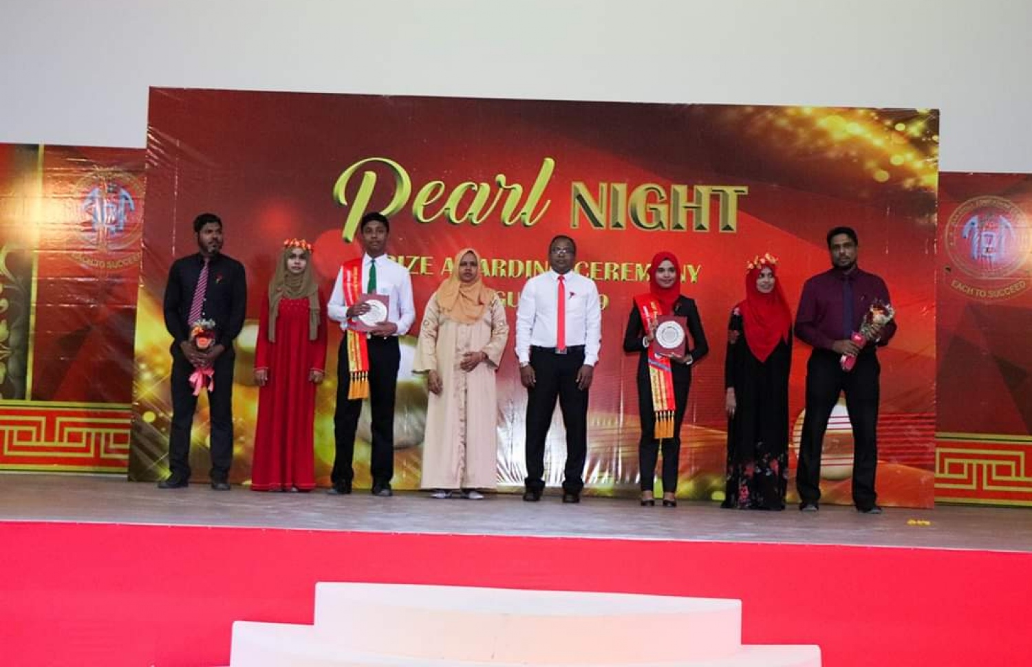 ރ. އަތޮޅު ތައުލީމީ މަރުކަޒުން މިދިޔަ އަހަރު އެންމެ މޮޅު ދަރިވަރުންނަށް ހޮވުނު އިޔާން އަދި މާއިން، އެ ދެ ދަރިވަރުންގެ ބެލެނިވެރިންނާއި ޝަރަފުވެރިމެހެމާން އަދި ޕްރިންސިޕަލާއެކު ފޮޓޯއަކަށް ހުއްޓިލައިގެން.-- ފޮޓޯ: ރ. އަތޮޅުު ތައުލީމީ މަރުކަޒު