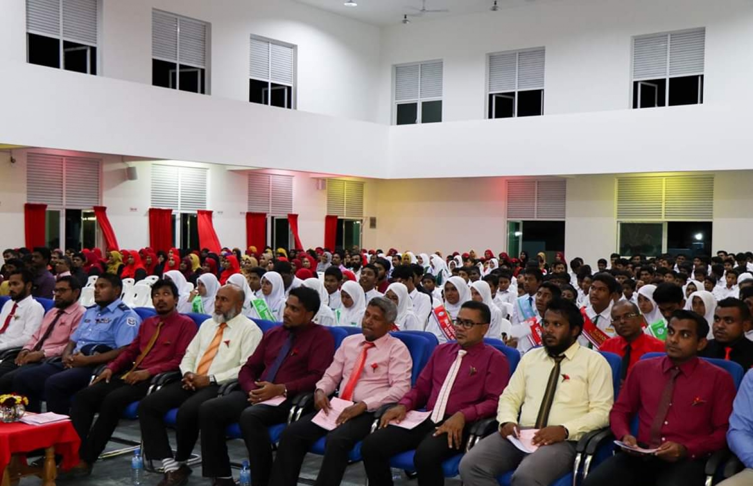 ރ. އަތޮޅު ތައުލީމީ މަރުކަޒުގެ މިދިޔަ އަހަރުގެ އިނާމް ދިނުމުގެ ޖަލްސާގައި ބައިވެރިވި ބައެއް ބޭފުޅުން.-- ފޮޓޯ: ރ. އަތޮޅުު ތައުލީމީ މަރުކަޒު