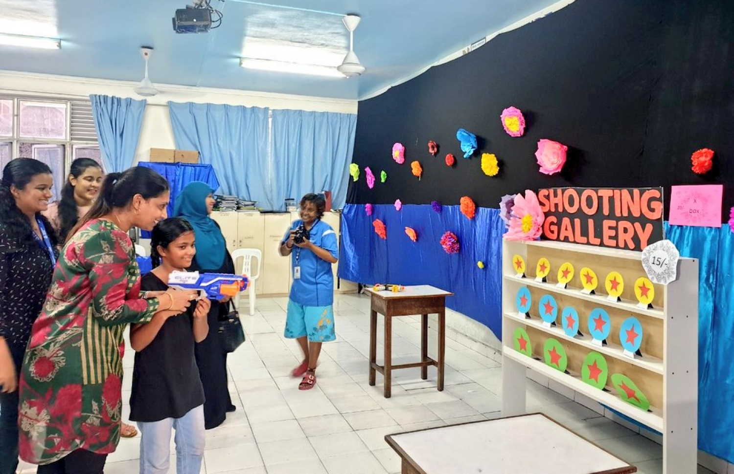 ޖަމާލުއްދީން ސްކޫލުގެ ފެއާގައި ބައިވެރިވި ދަރިވަރަކާއެކު އެޑިއުކޭޝަން މިނިސްޓަރު ޑރ. އައިޝަތު އަލީ.-- ފޮޓޯ: ޖަމާލުއްދީން ސްކޫލް