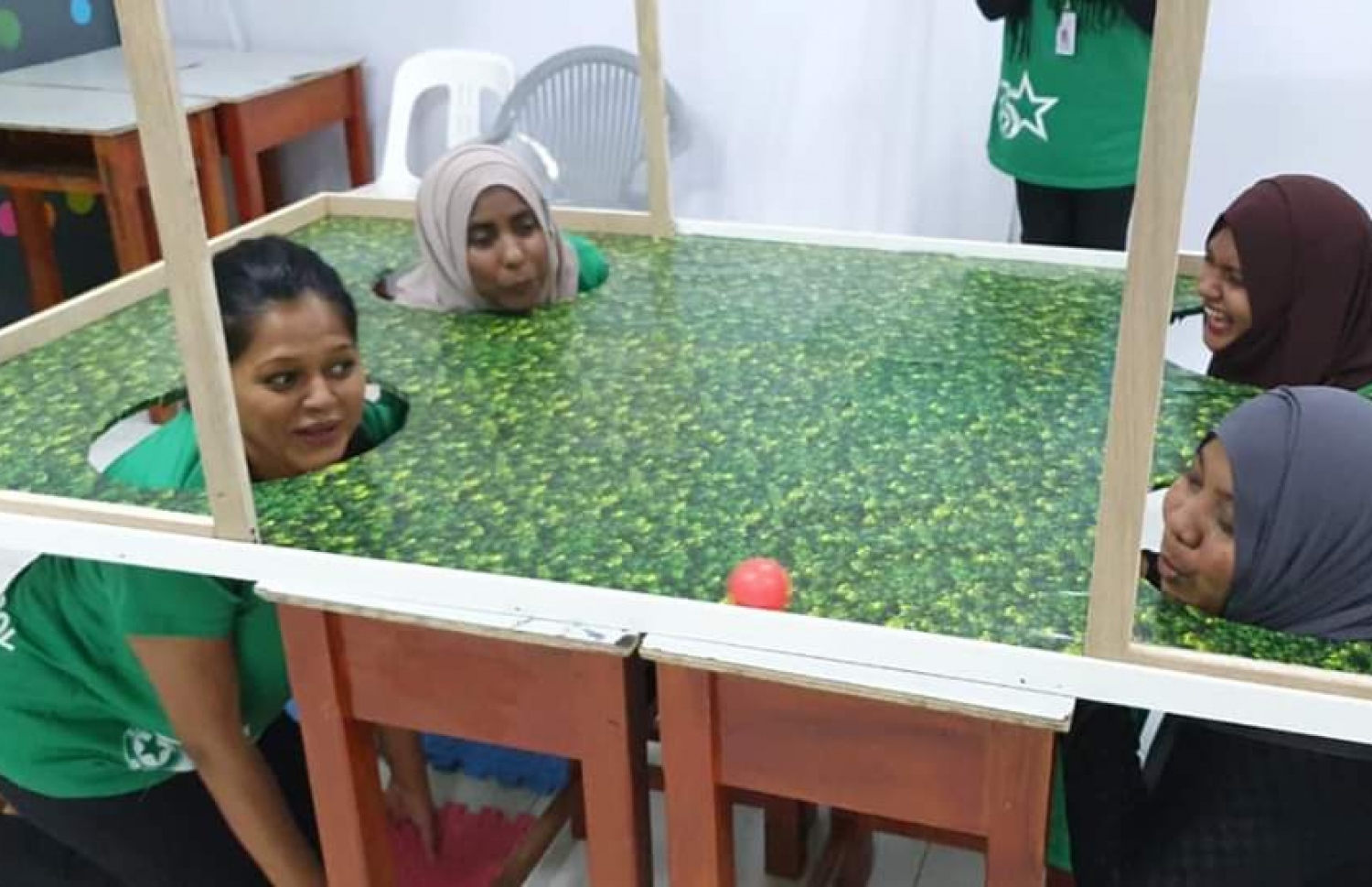 އަމީނިއްޔާ ސްކޫލުގެ ފެއާގައި، އެ ސްކޫލުގެ މުވައްޒަފުންތަކެއް ކުޅެނީ.-- ފޮޓޯ: އަމީނިއްޔާ ސްކޫލު