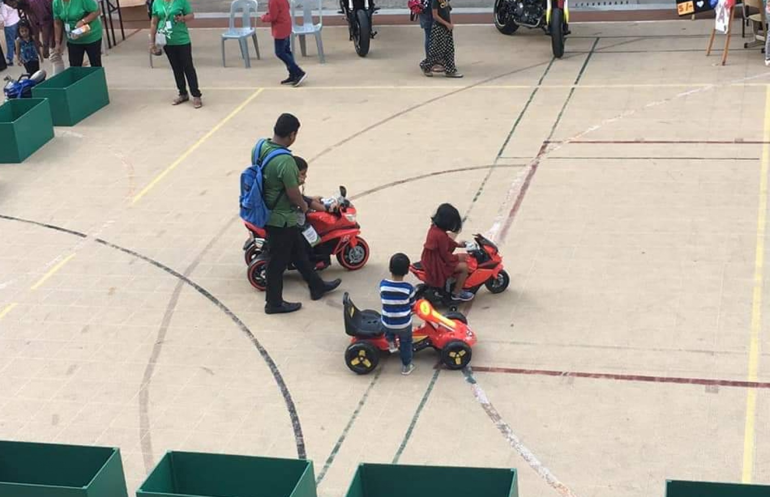 އަމީނިއްޔާ ސްކޫލުގެ ފެއާގައި ދަރިވަރުންތަކެއް ކުޅެނީ.-- ފޮޓޯ: އަމީނިއްޔާ ސްކޫލް