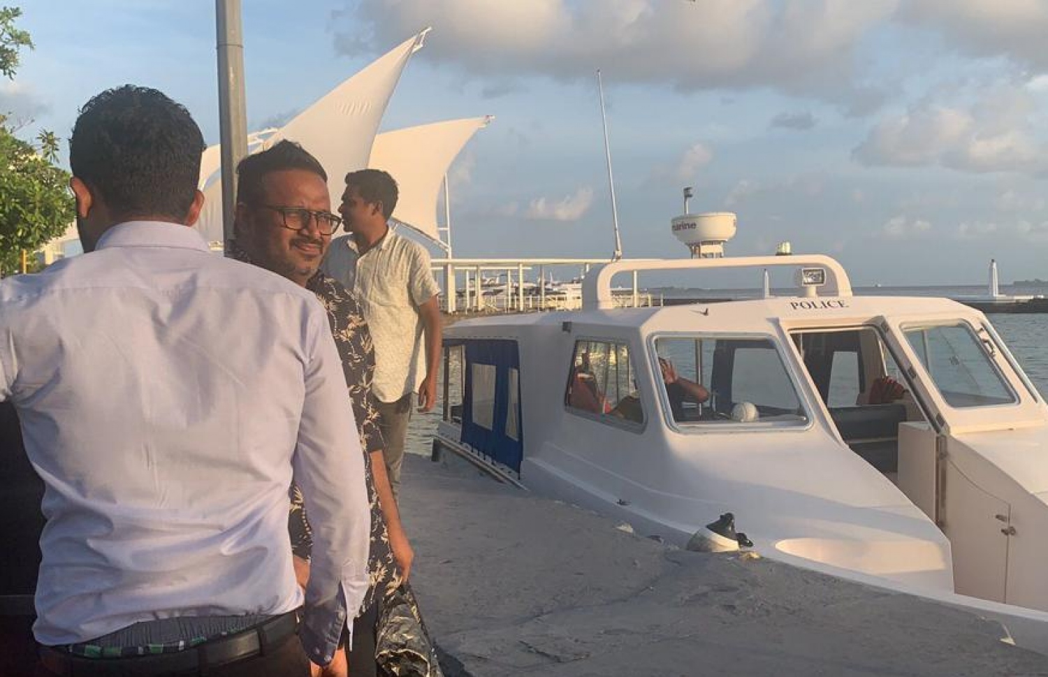 އަދީބު، ރޭ ފަތިހު އަލުން ހައްޔަރުކޮށްގެން ދޫނިދު އަށް ގެންދިއުމަށްޓަކައި ފާލަން ކައިރީގައި.