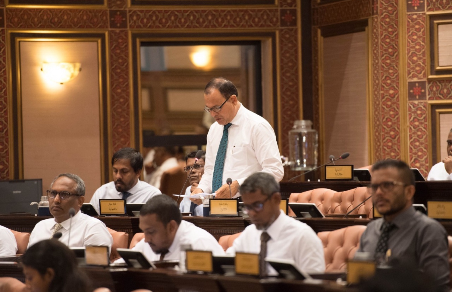 މަޑުއްވަރީ ދާއިރާގެ މެމްބަރު އާދަމް ޝަރީފް މިއަދު ވާހަކަ ދައްކަވަނީ. --- ފޮޓޯ: މަޖިލިސް