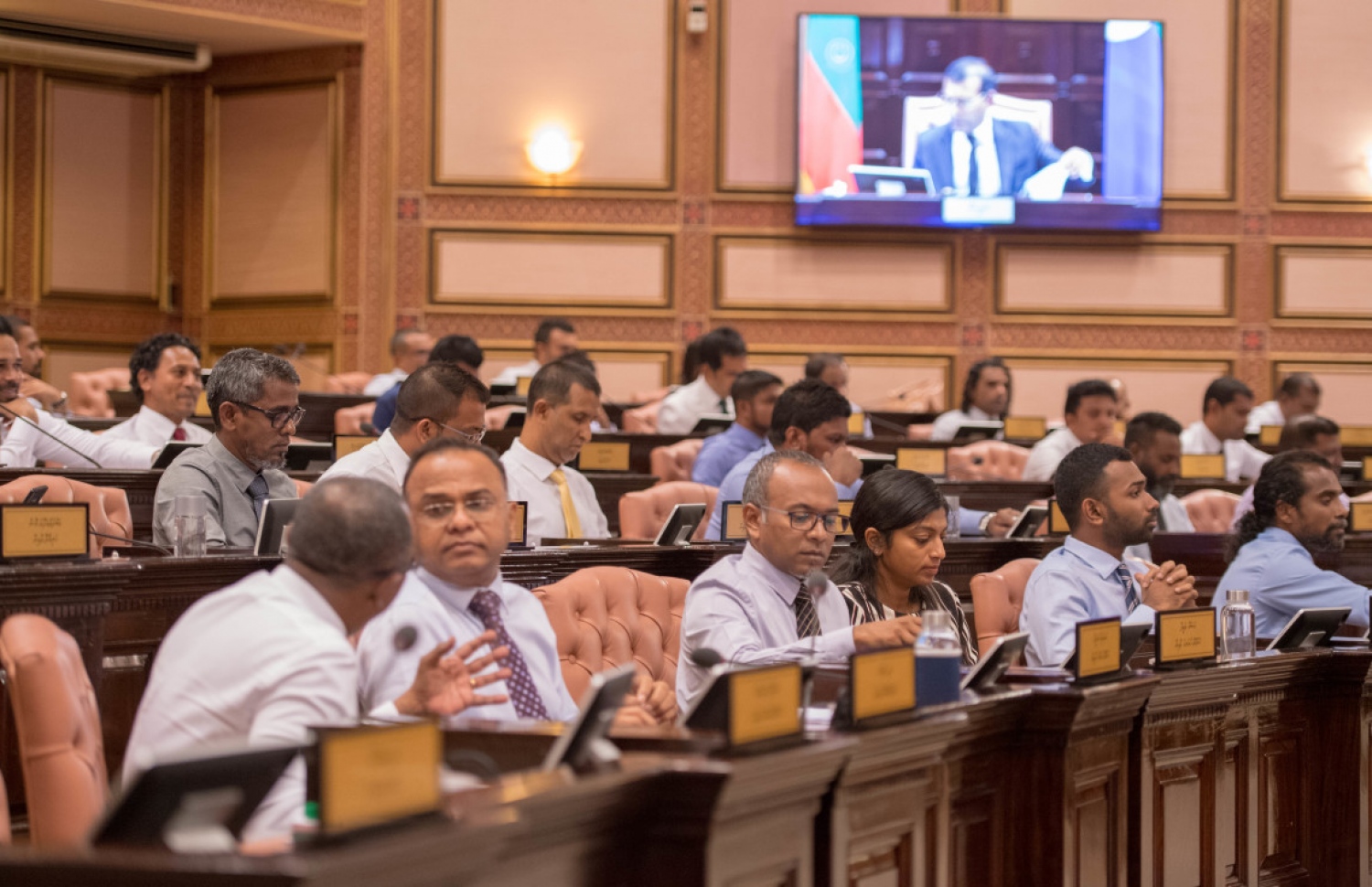 ރައްޔިތުންގެ މަޖިލިހުގެ ރޭގެ ޖަލްސާގައި މެމްބަރުން ބައިވެރިވެވަޑައިގަންނަވަނީ. --- ފޮޓޯ: މަޖިލިސް