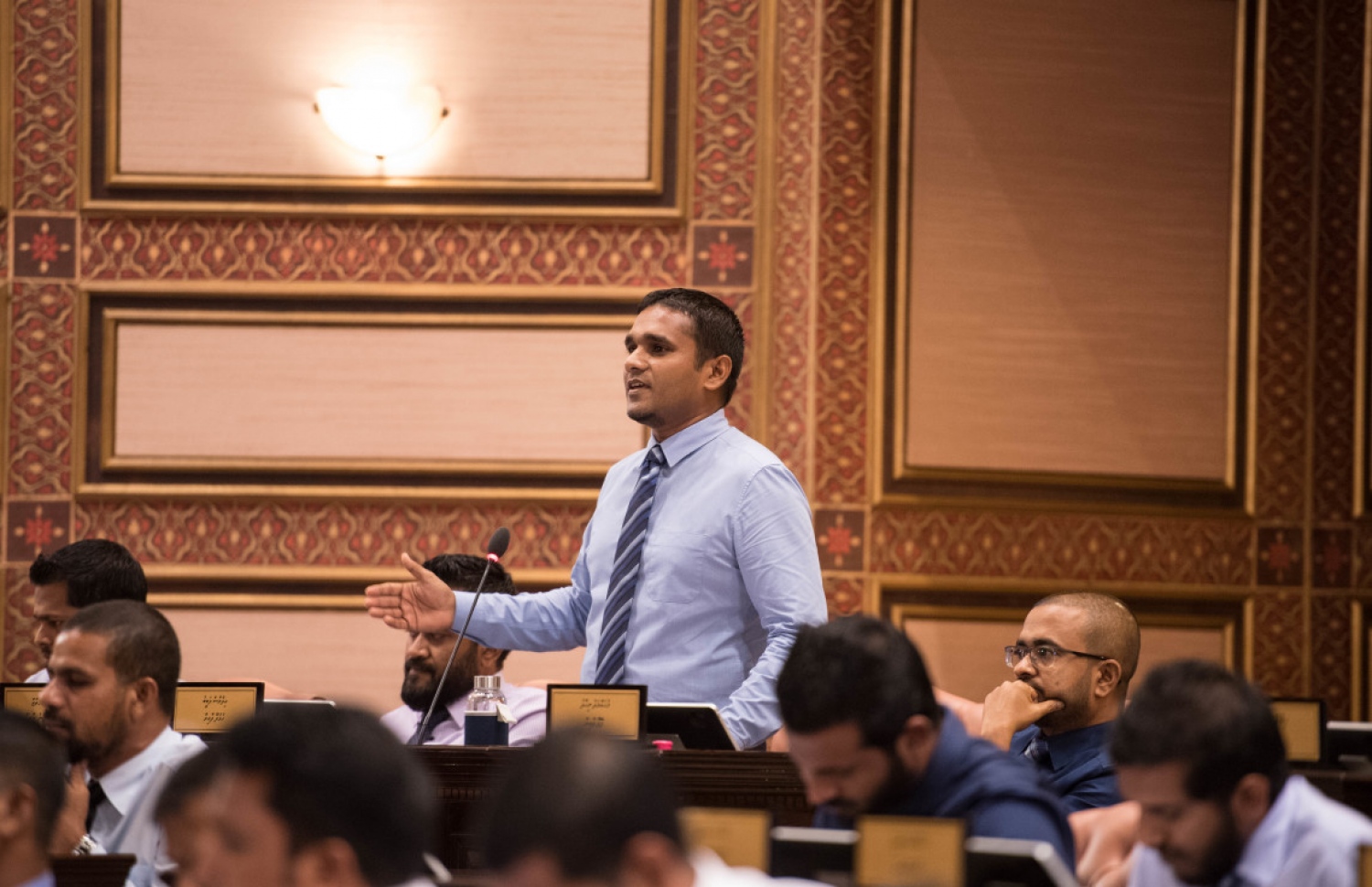 ހުޅުދޫ ދާއިރާގެ އެމްޑީޕީގެ މެމްބަރު އިލްޔާސް ލަބީބް މިރޭ ވާހަކަ ދައްކަވަނީ. --- ފޮޓޯ: މަޖިލިސް