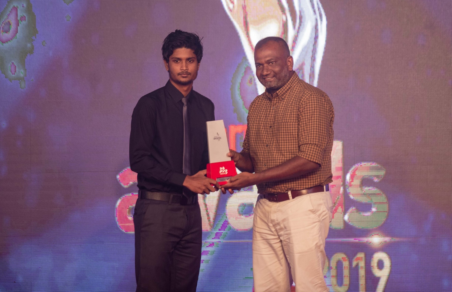 މިހާރު އެވޯޑްސްގެ ޗީފް ޖަޖް ހުސެއިން މުހައްމަދު (ކ) 21 އަހަރުން ދަށުގެ އެންމެ މޮޅު ފުޓްބޯޅަ ކުޅުންތެރިޔާ ހަންނަ އަށް އެވޯޑް ދެއްވަނީ. --މިހާރު ފޮޓޯ: އިމޭޖަސް އެމްވީ