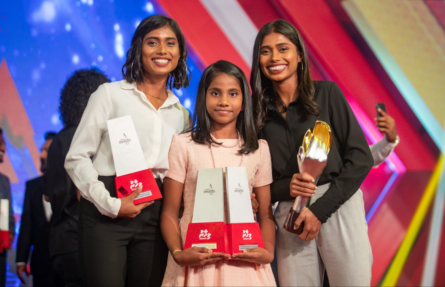 ނަބާހާ (ކ) އާއި ނަބީހާ (ވ) އިންޑިވިޖުއަލް ކެޓަގަރީން 21 އަހަރުން ދަށުގެ އެންމެ މޮޅު ކުޅުންތެރިޔާ ދީމާއާ އެކު. --މިހާރު ފޮޓޯ: އިމޭޖަސް އެމްވީ