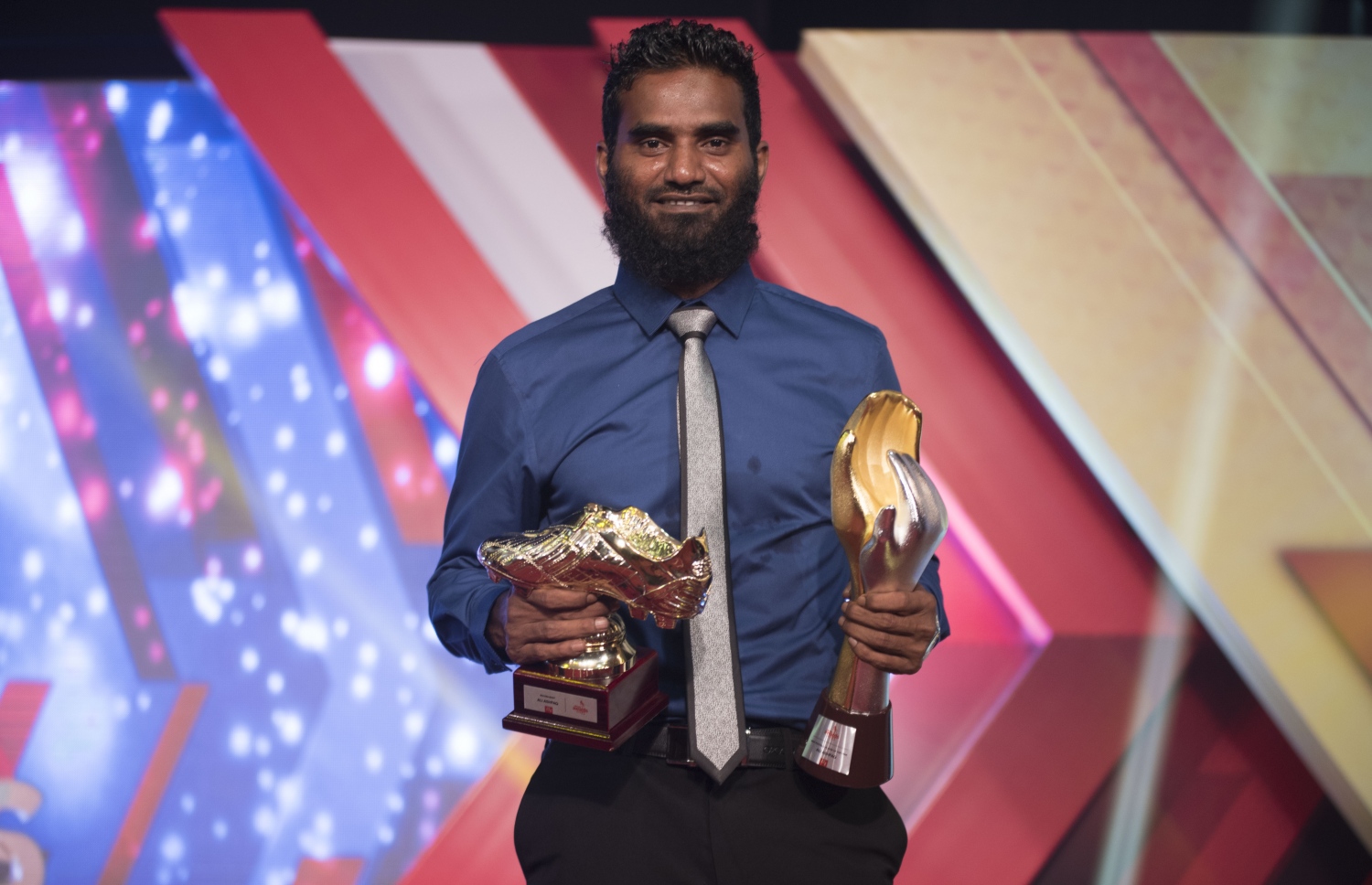 ދަގަނޑޭ އޭނާ އަށް ލިބުނު އެވޯޑްތަކާ އެކު. –މިހާރު ފޮޓޯ: އިމޭޖަސް އެމްވީ