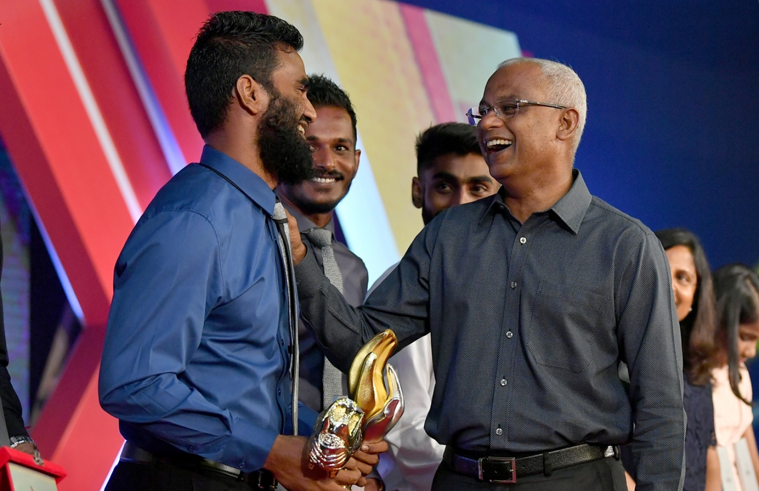 މިހާރު އެވޯޑްސްގައި ރާއްޖޭގެ އެންމެ މޮޅު ކުޅުންތެރިޔާ އާއި ރަންބޫޓު ހޯދި ދަގަނޑޭ (ވ) އަށް ރައީސް އިބްރާހިމް މުހައްމަދު ސޯލިހު މަރުހަބާ ދަންނަވަނީ: ދަގަނޑޭ އަށް ޓީމުން ފުރުސަތެއް ނުދިން. --ފޮޓޯ: ރައީސް އޮފީސް