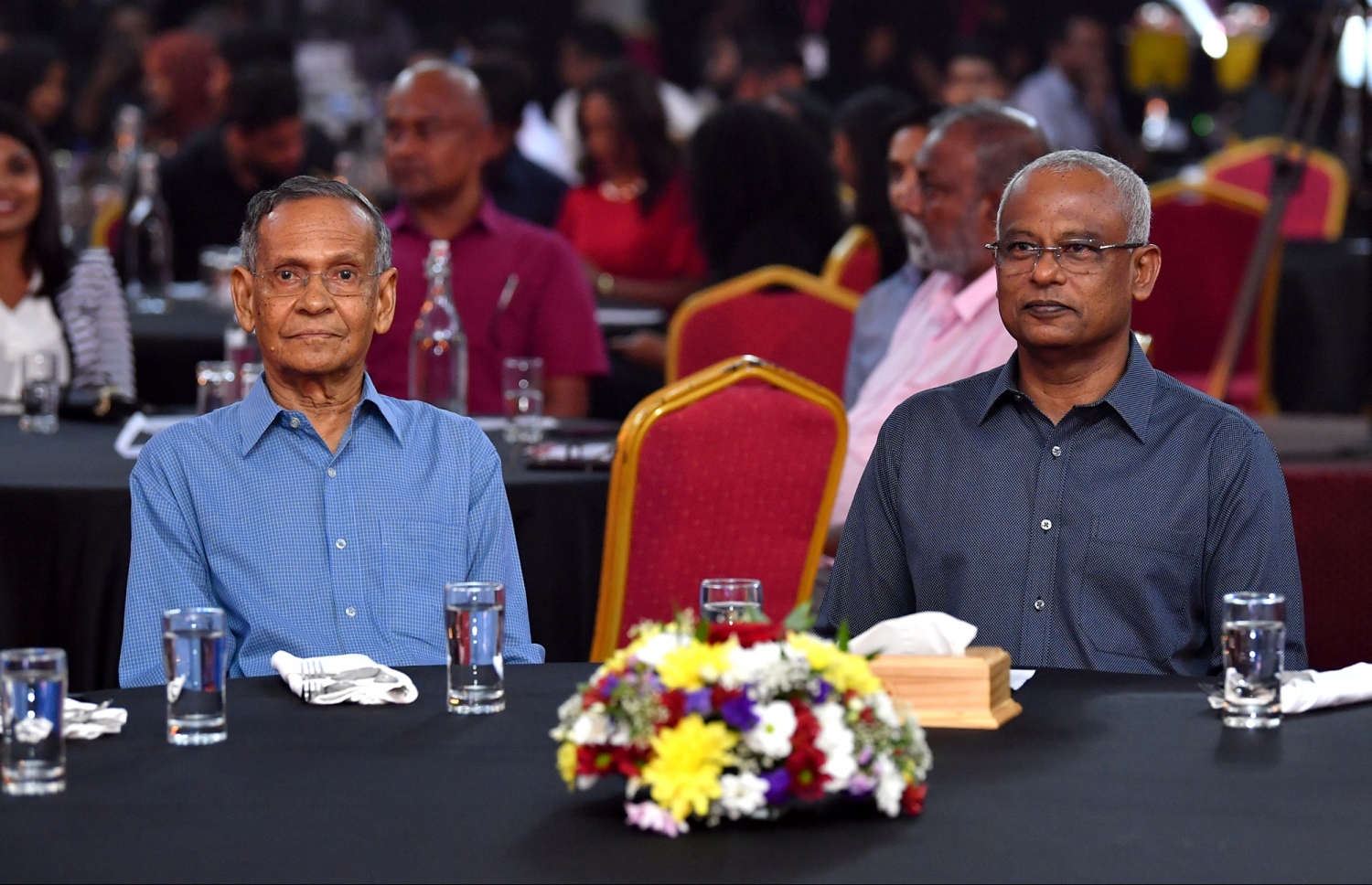 "މިހާރު"ގެ އެވޯޑްސް ހަފްލާގައި ރައީސް އިބްރާހިމް މުހައްމަދު ސޯލިހު (ކ) އާއި ޑރ. ޒާހިރު ހުސެއިން.-- ފޮޓޯ: ރައީސް އޮފީސް