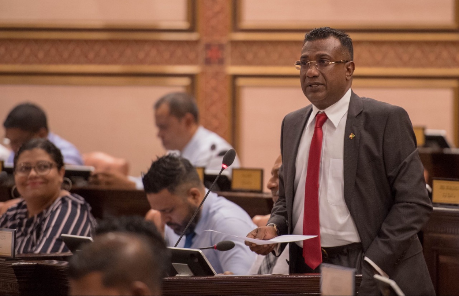 ރައްޔިތުންގެ މަޖިލިހުގެ މިއަދުގެ ޖަލްސާގައި ޖާބިރު ވާހަކަ ދައްކަވަނީ. --- ފޮޓޯ: މަޖިލިސް